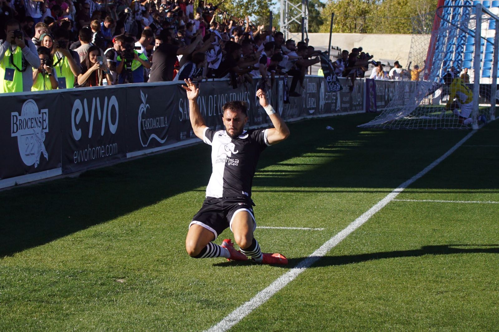 Losada celebra su gol al Rayo Majadahonda | FOTO SALAMANCA24HORAS.COM