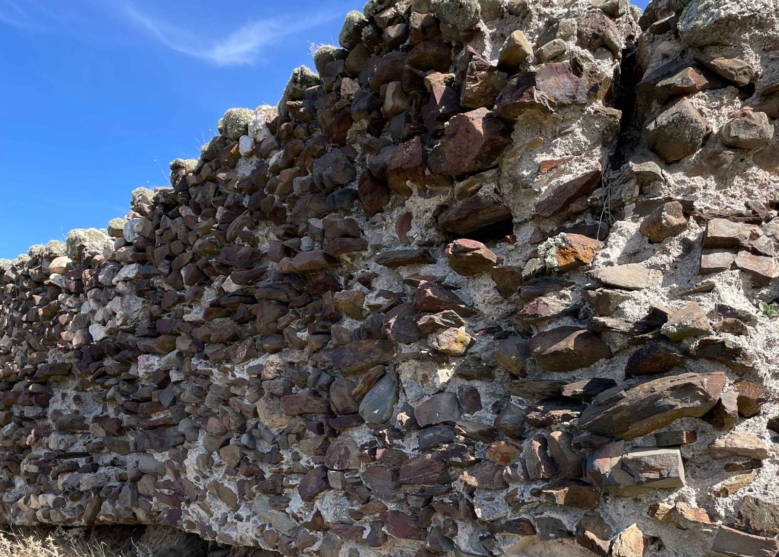 Muros derribados del Castillo de Castillejo de Azaba