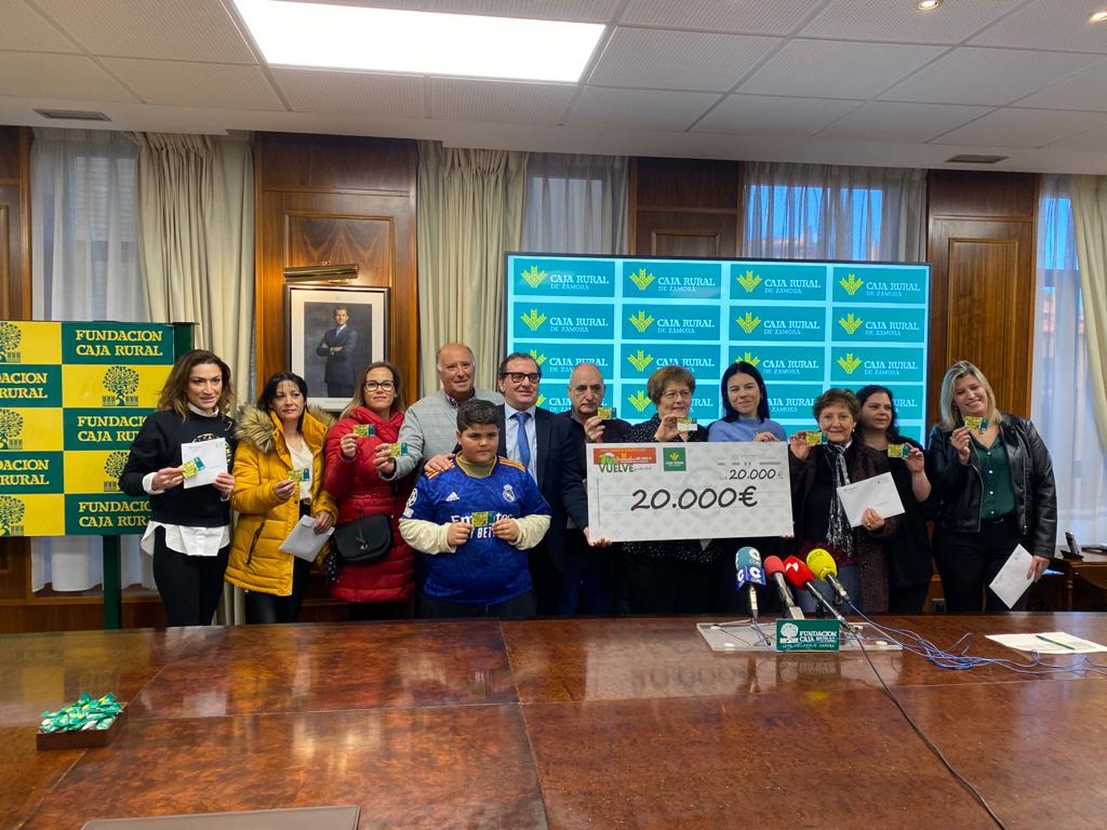 Imagen de los premiados junto al responsable de comunicación de Caja Rural, narciso Prieto, en la sede de la entidad