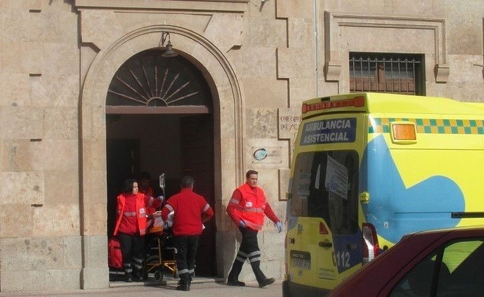 Trasladado al hospital un joven herido en el colegio de las Esclavas