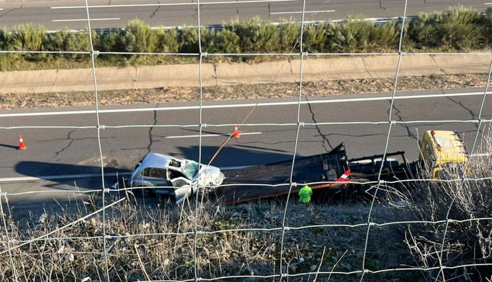 Un coche vuelca en la A 66 a la altura de Miranda de Azán (6)