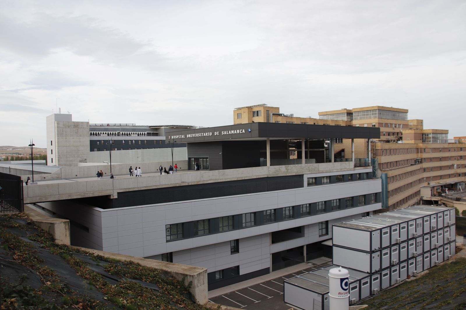 Fotos archivo hospital universitario de Salamanca (Fachada hospital, enfermeras, médicos, pacientes, ambulancias, urgencia, mascarillas, silla de ruedas)