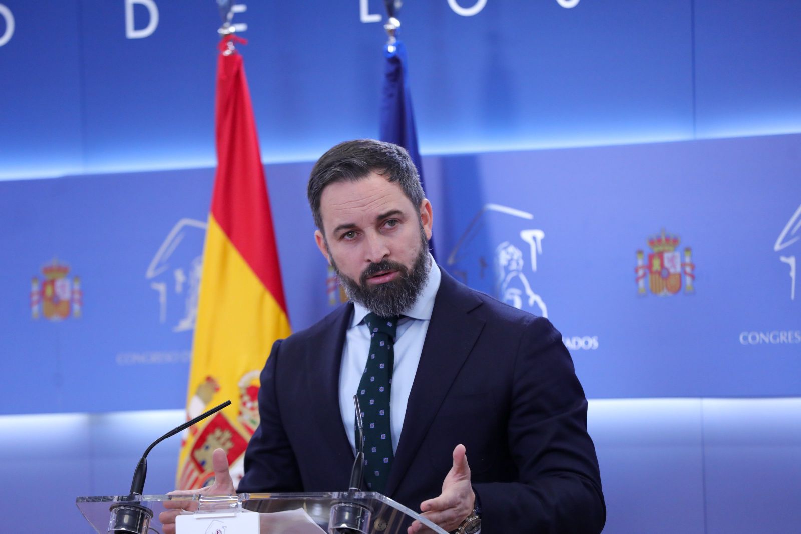 El presidente de VOX, Santiago Abascal en rueda de prensa tras presentar en el Congreso una nueva iniciativa parlamentaria de su Grupo,  de modificación de la Ley de Partidos Políticos 6/2002, para