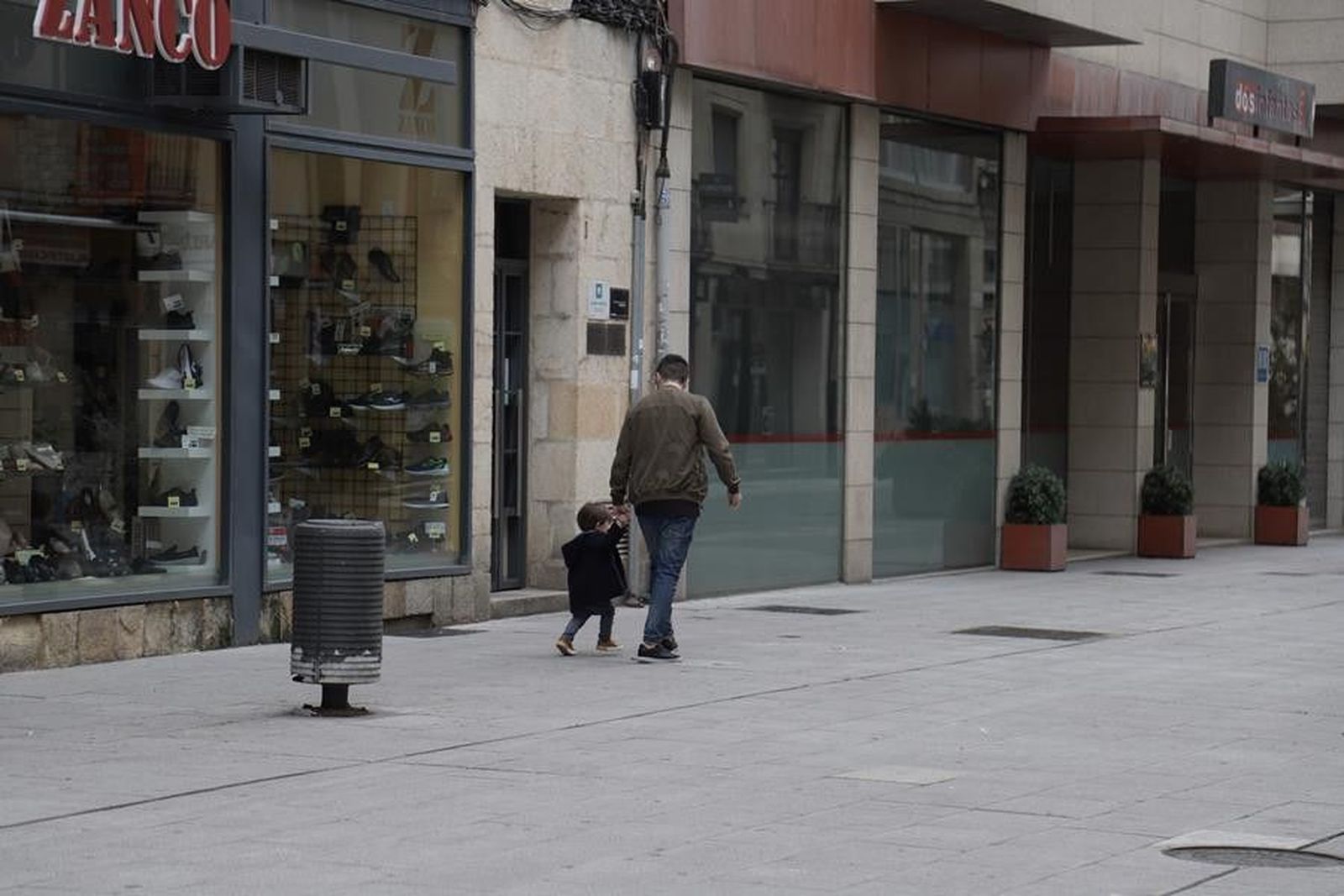 Imagen de un padre paseando con hijo por la calle Cortinas San Miguel Foto: María Lorenzo
