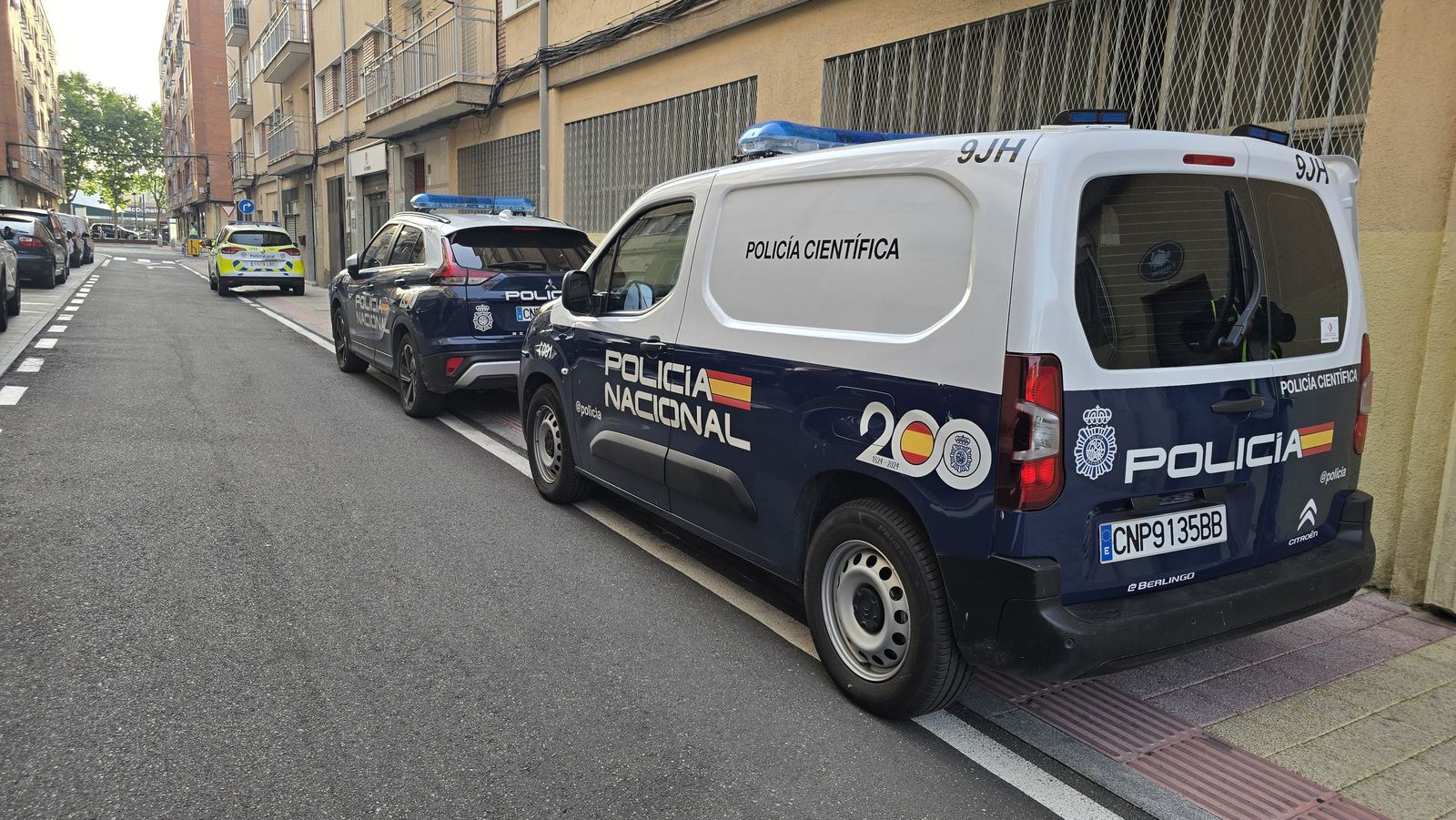 Policía y ambulancia en calle Petunias, Salamanca