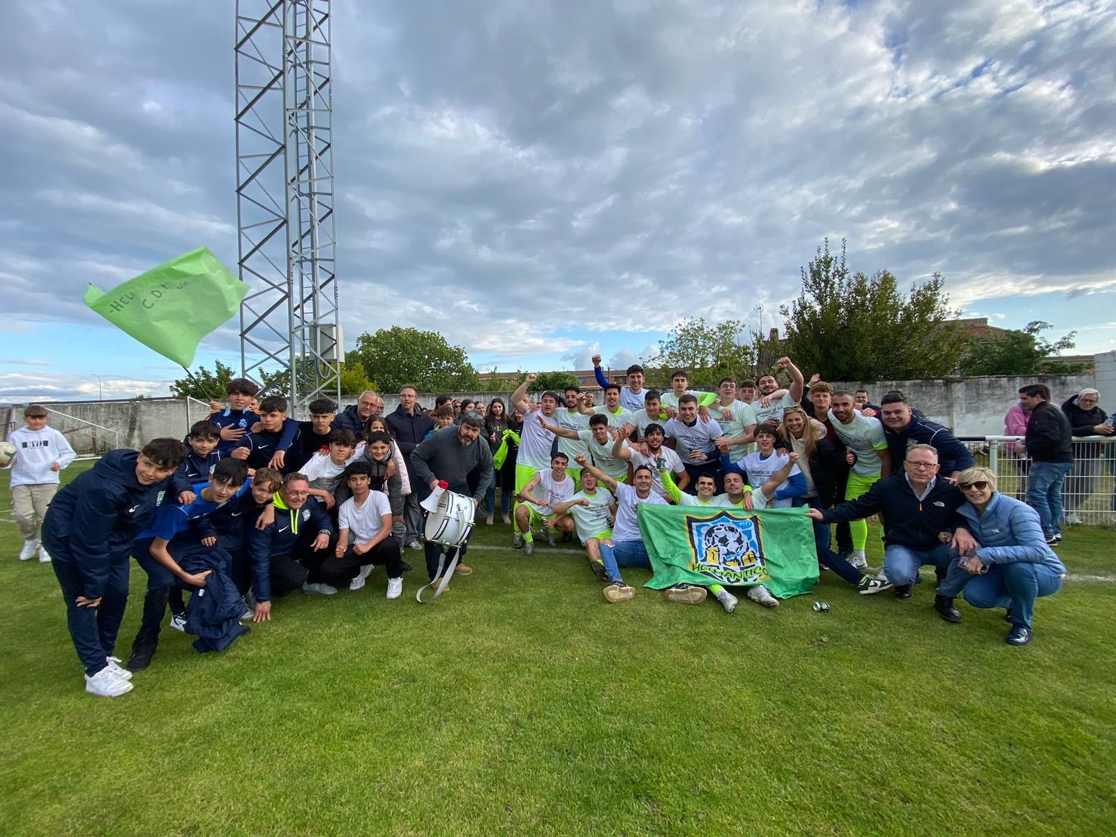 El Helmántico celebra su ascenso a Regional de Aficionados | FOTO HÉCTOR GARCÍA El Helmántico celebra su ascenso a Regional de Aficionados | FOTO HÉCTOR GARCÍA