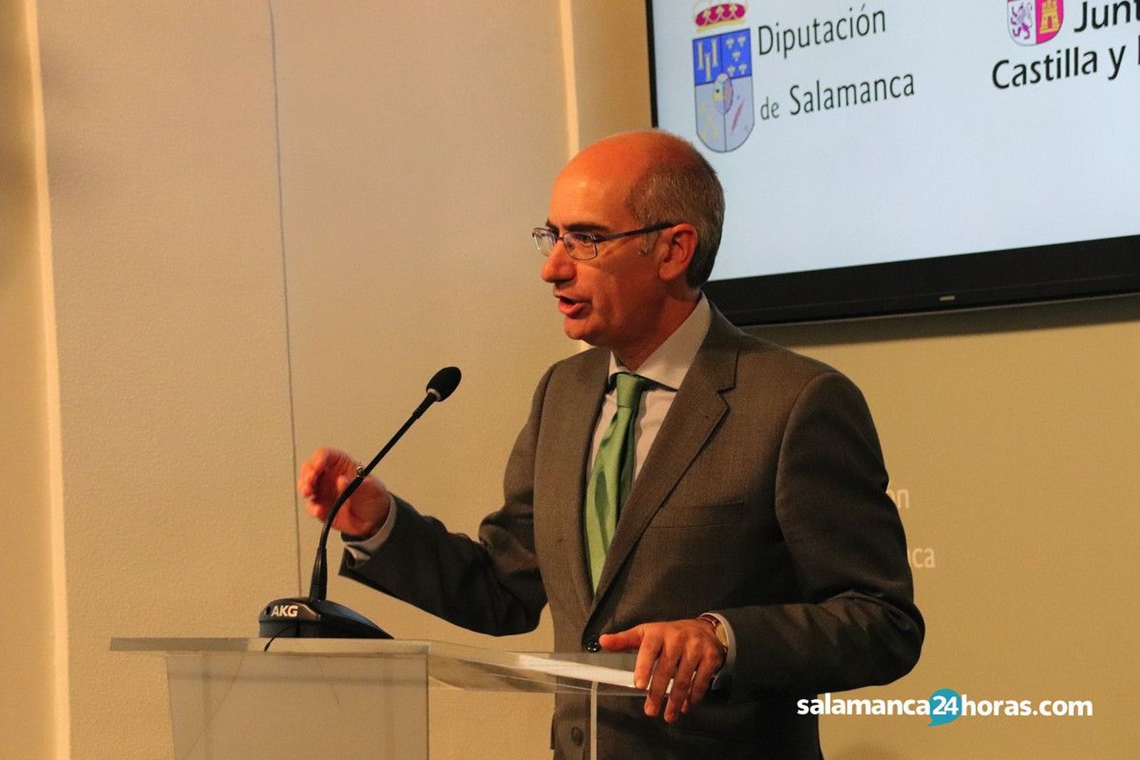 Javier Iglesias entrega diplomas a los participantes en las Acciones de Formación y Empleo3