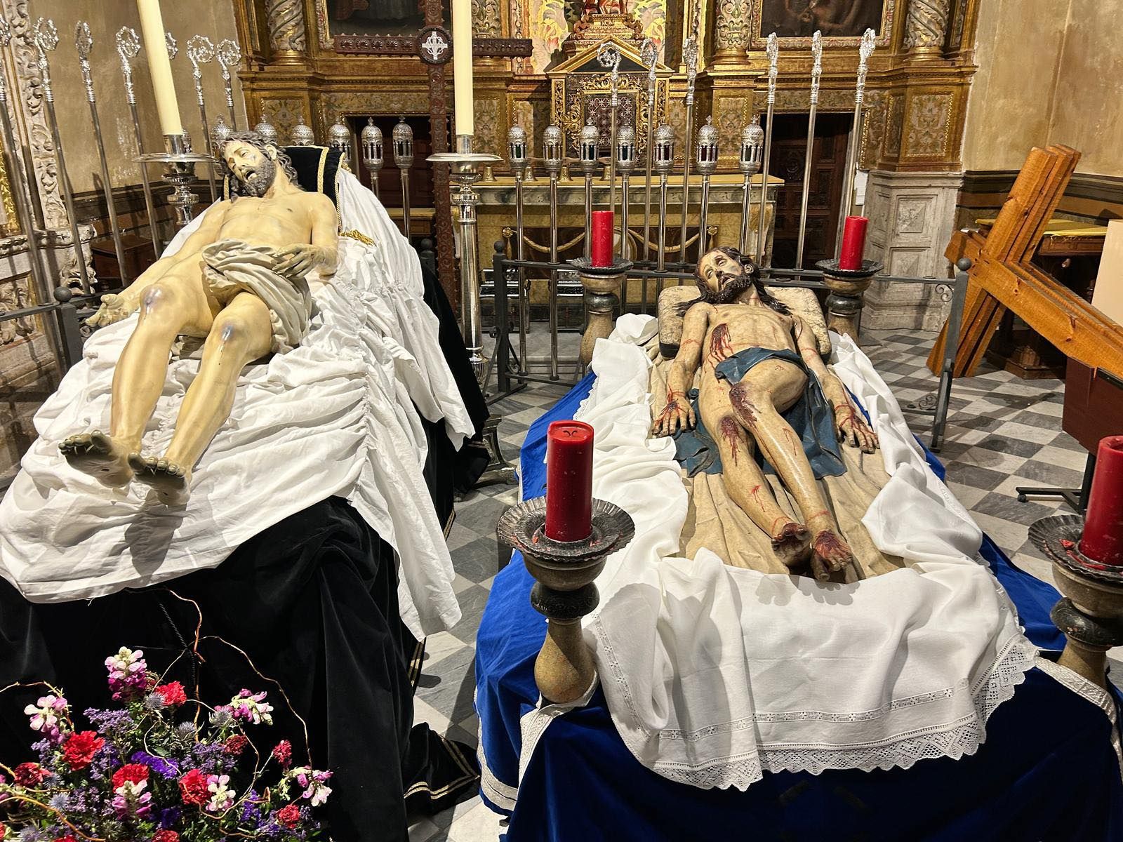 El Cristo Yacente ya descansa en la Catedral y crea una escena insólita en la Pasión zamorana