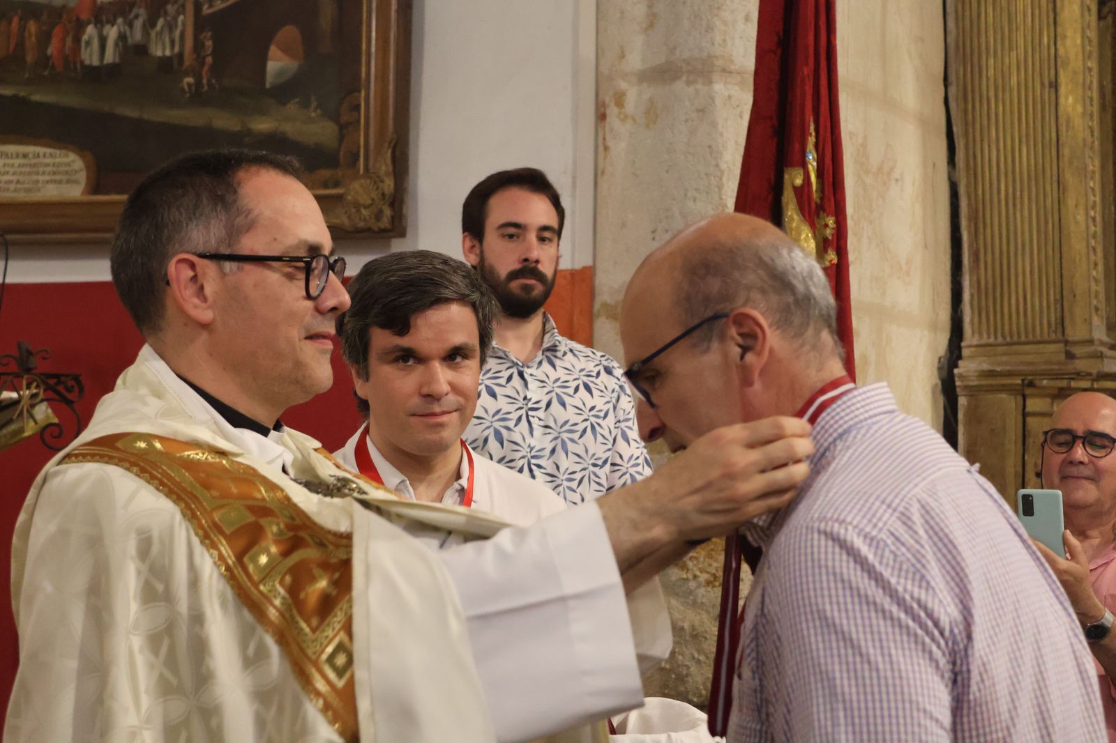 entrada-de-nuevos-hermanos-de-la-cofradia-de-la-concha-16