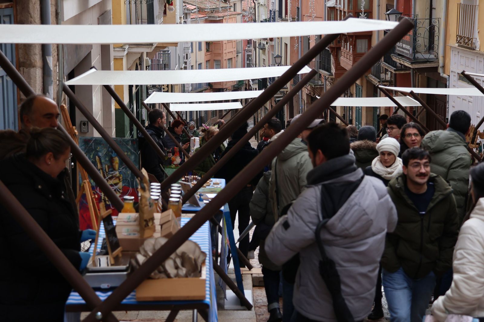 GALERÍA | El mercado de artesanos en la calle Balborraz como escaparate del producto local