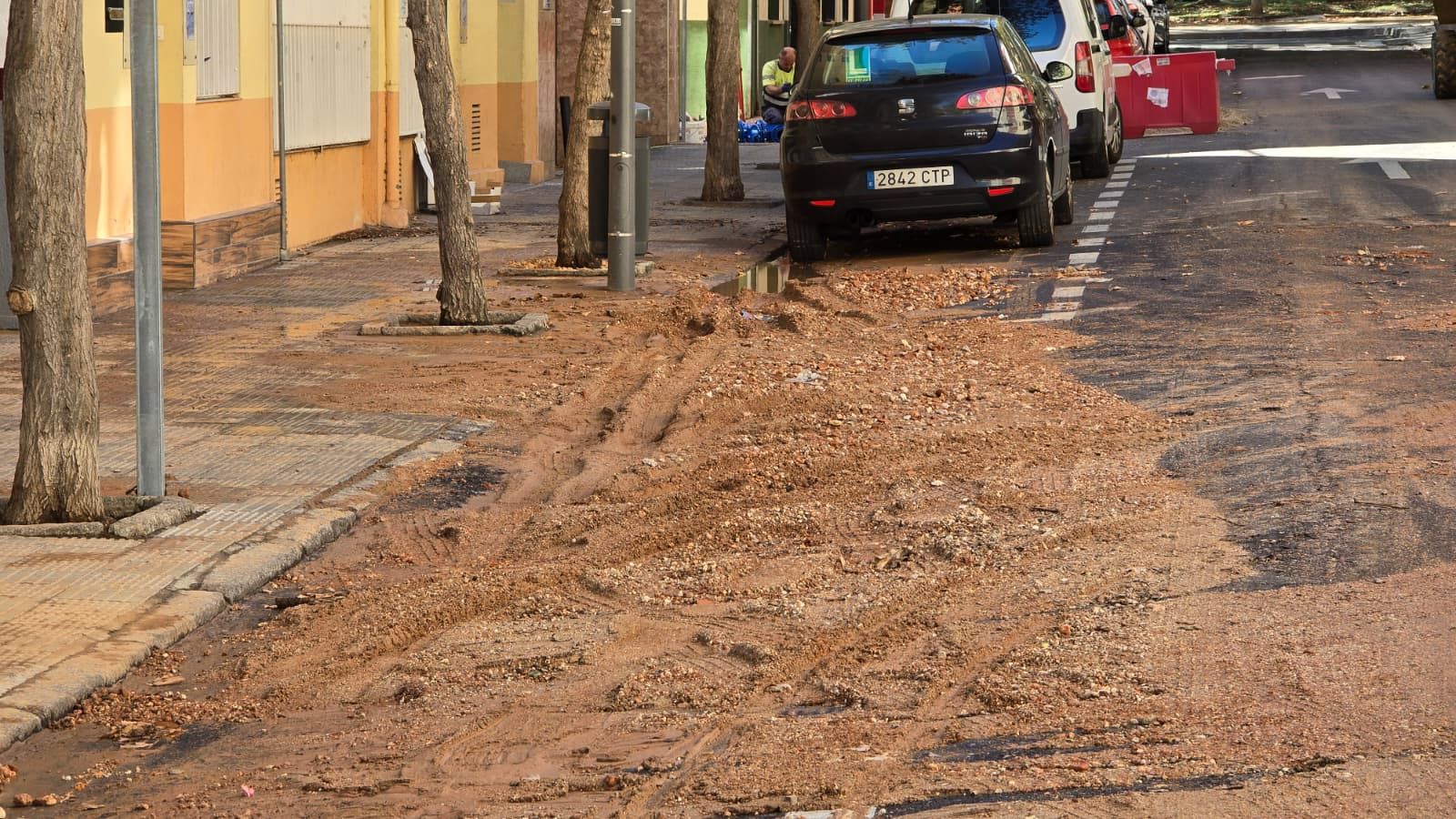 Una tubería revienta entre las calles Plateros y Transportistas