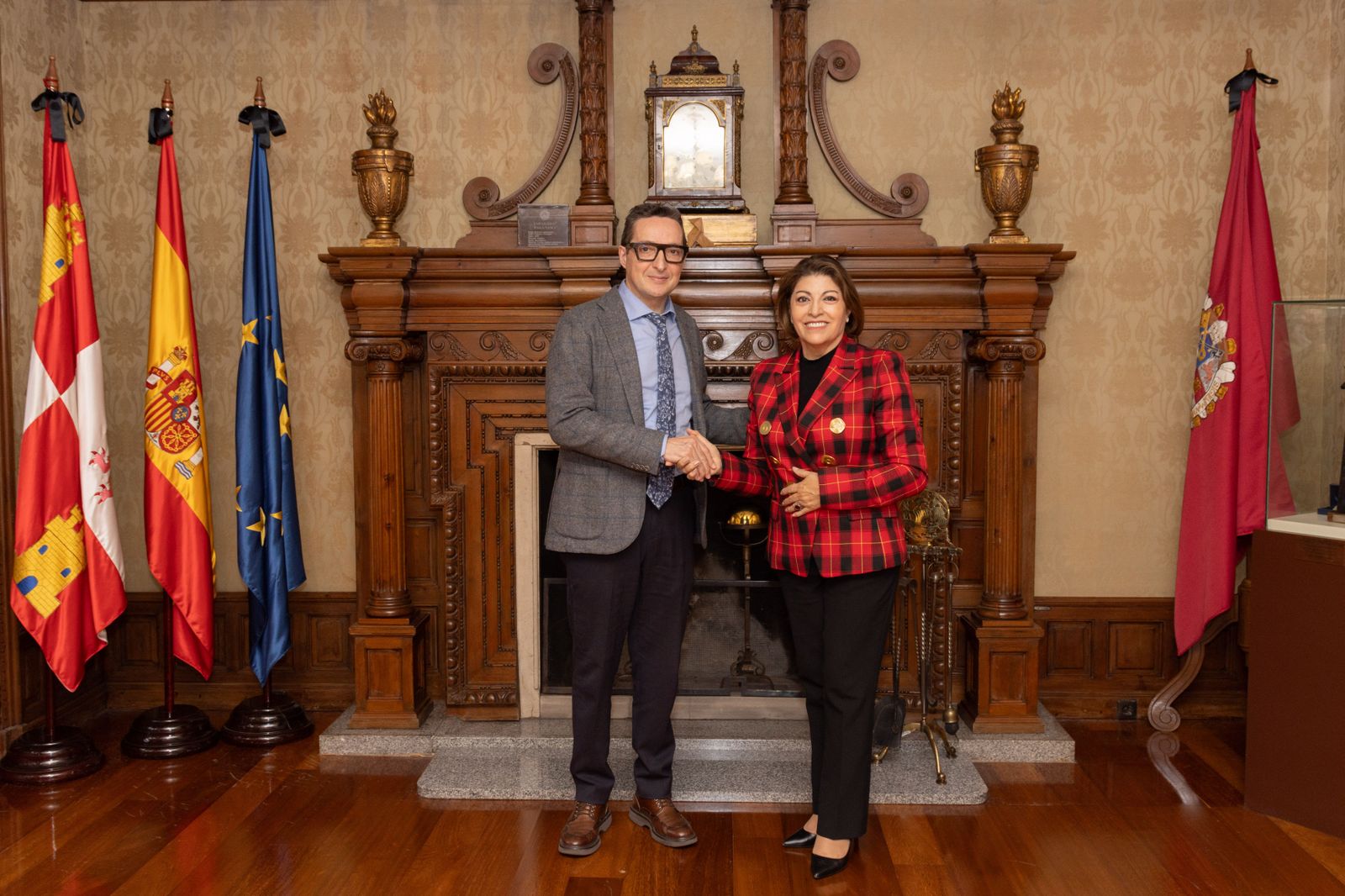 La USAL y Ecuador estrechan lazos: el rector Corchado se reúne con la embajadora Wilma Andrade