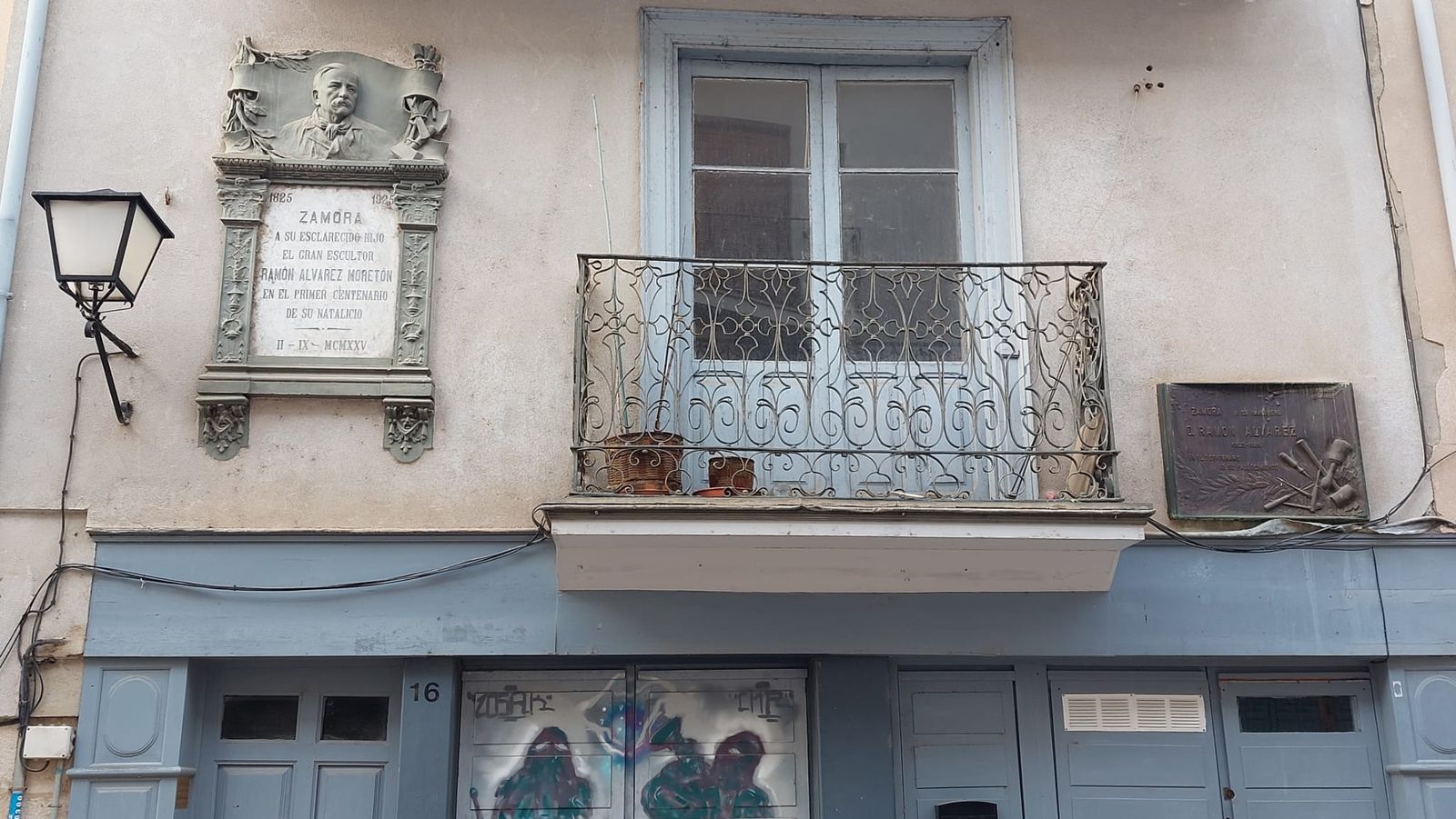 Placa conmemorativa en la residencia de Ramón Álvarez en la calle Balborraz de Zamora capital.