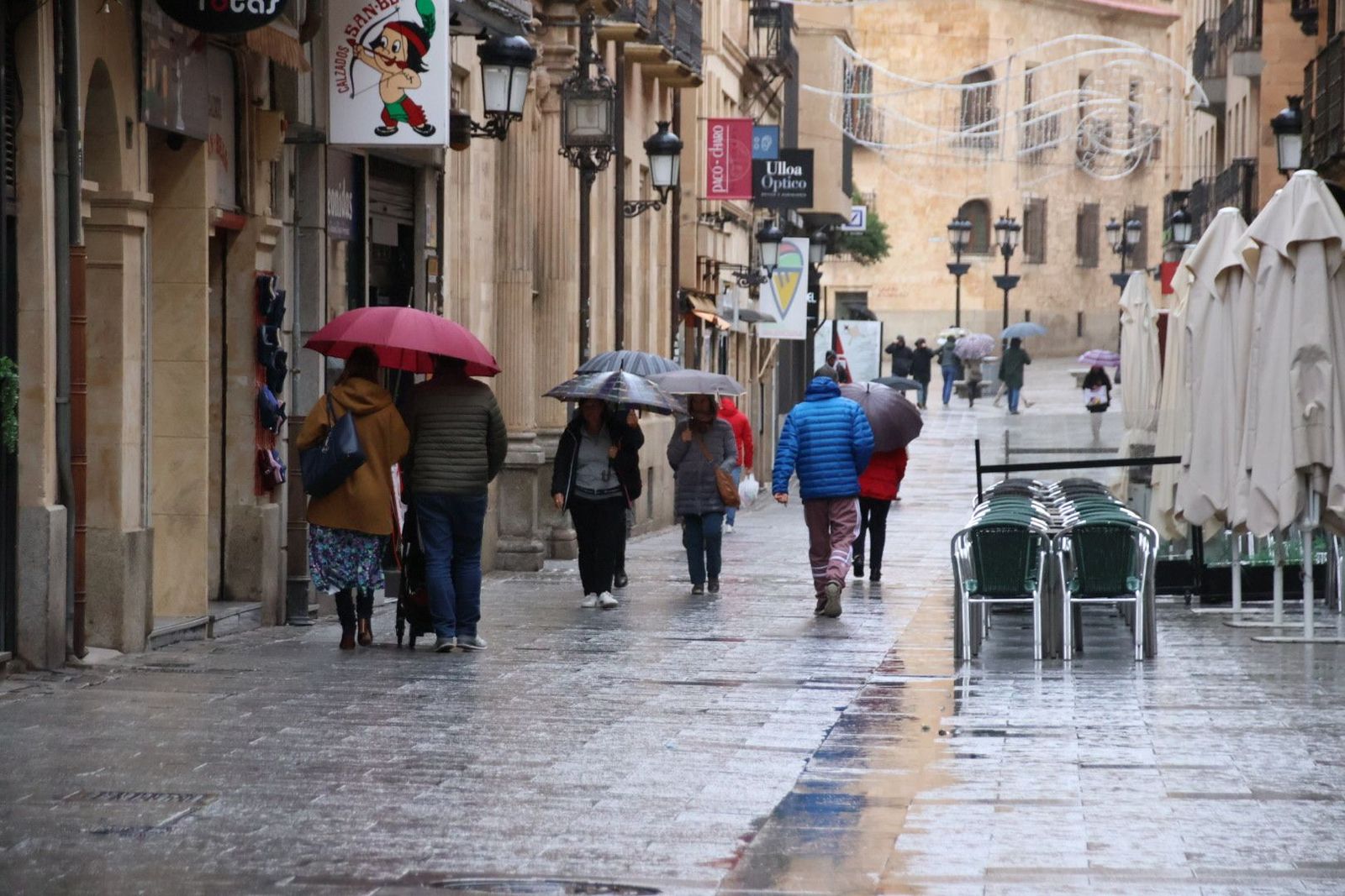 Gente paseando por las calles de Salamanca