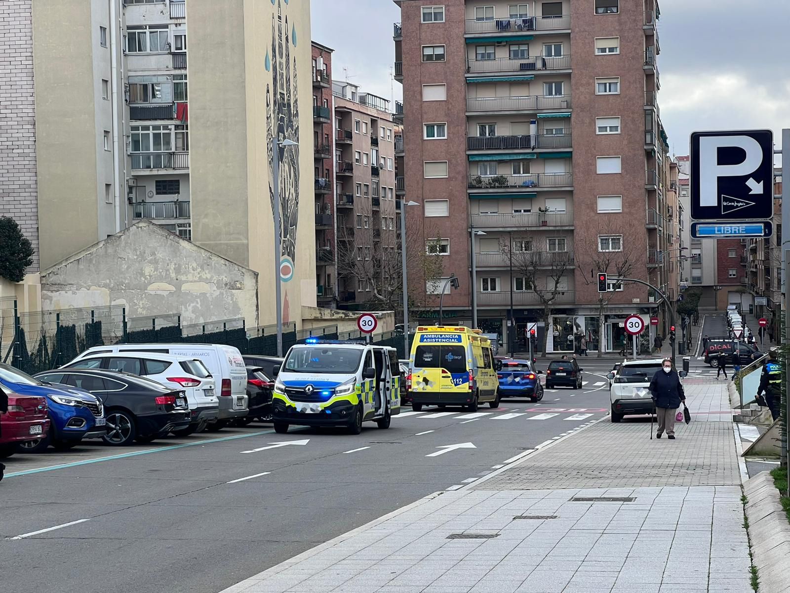 Un turismo atropella a una mujer a la salida del aparcamiento del Corte Inglés