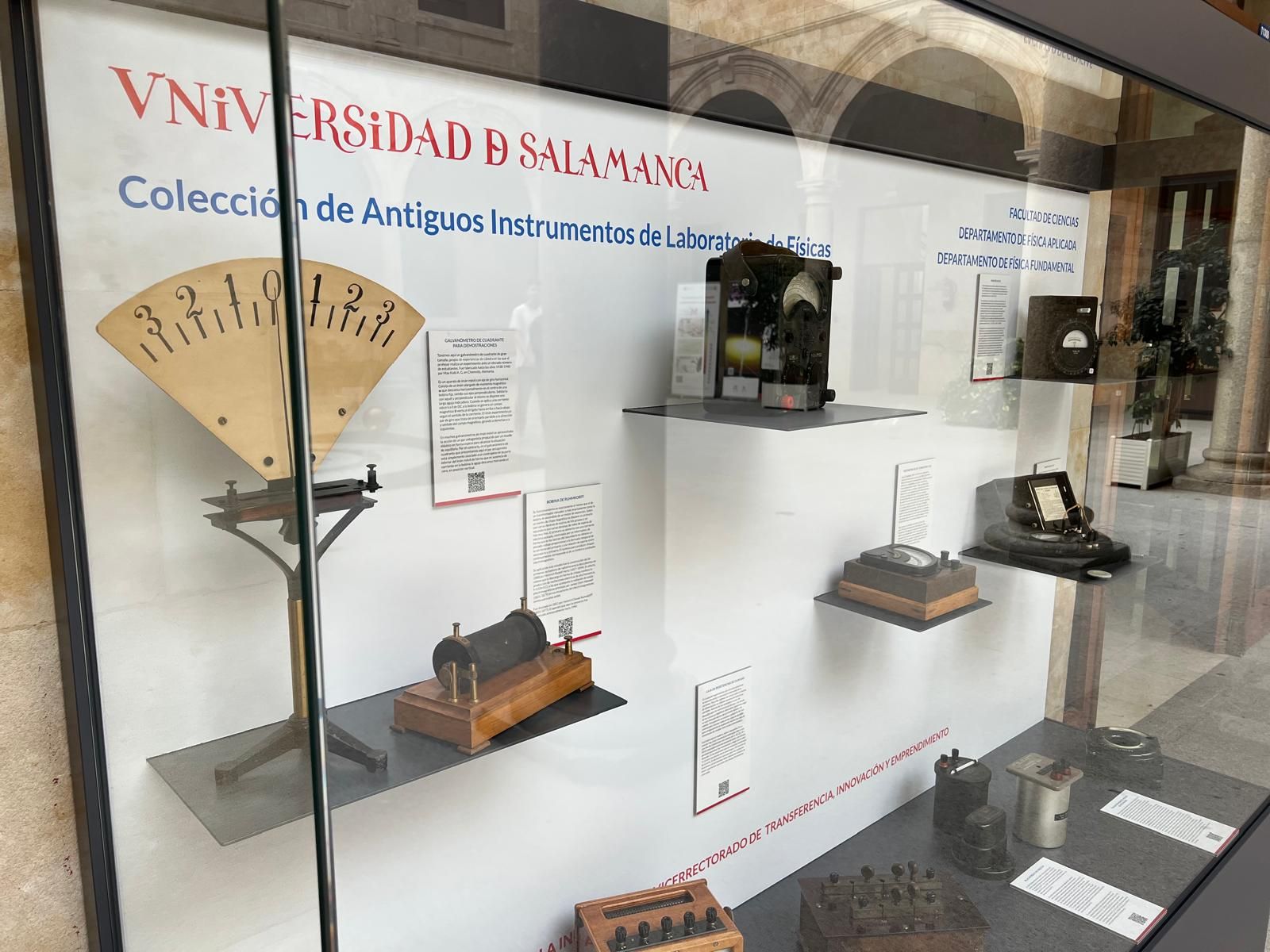 Colección del Laboratorio de Física en el Claustro del Edificio Trilingüe de la Facultad de Ciencias
