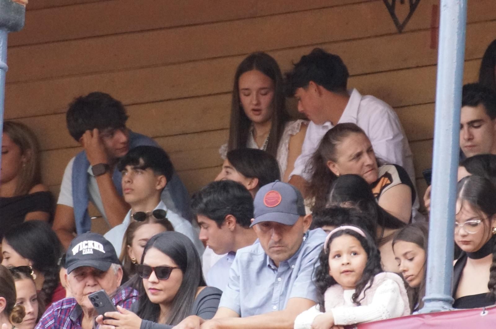 Expectación por ver los caballos de rejoneo en La Glorieta: imágenes del ambiente en los tendidos y en el patio de cuadrillas