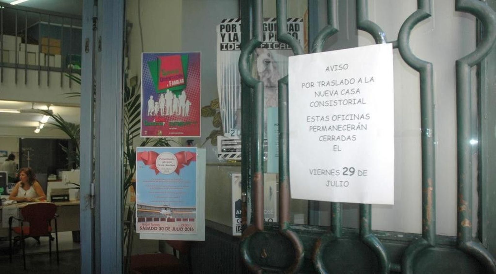 El registro y las dependencias municipales del edificio del reloj, cerrados este viernes por traslado