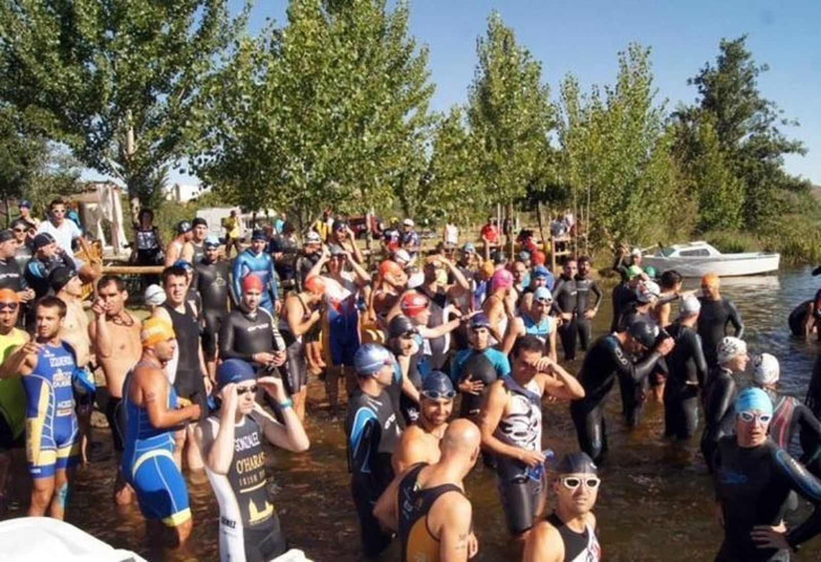 Los atletas del Hiled Triatlón Duero dan la cara en I Triatlón Sprint de Alba de Tormes