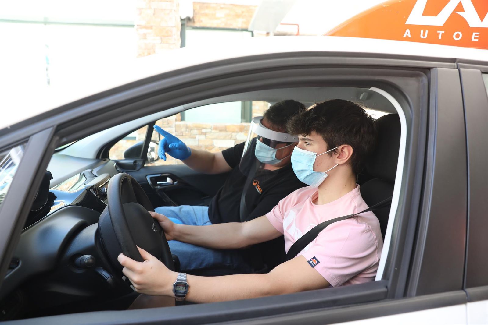 Un examinador con un alumno de una autoescuela. EP