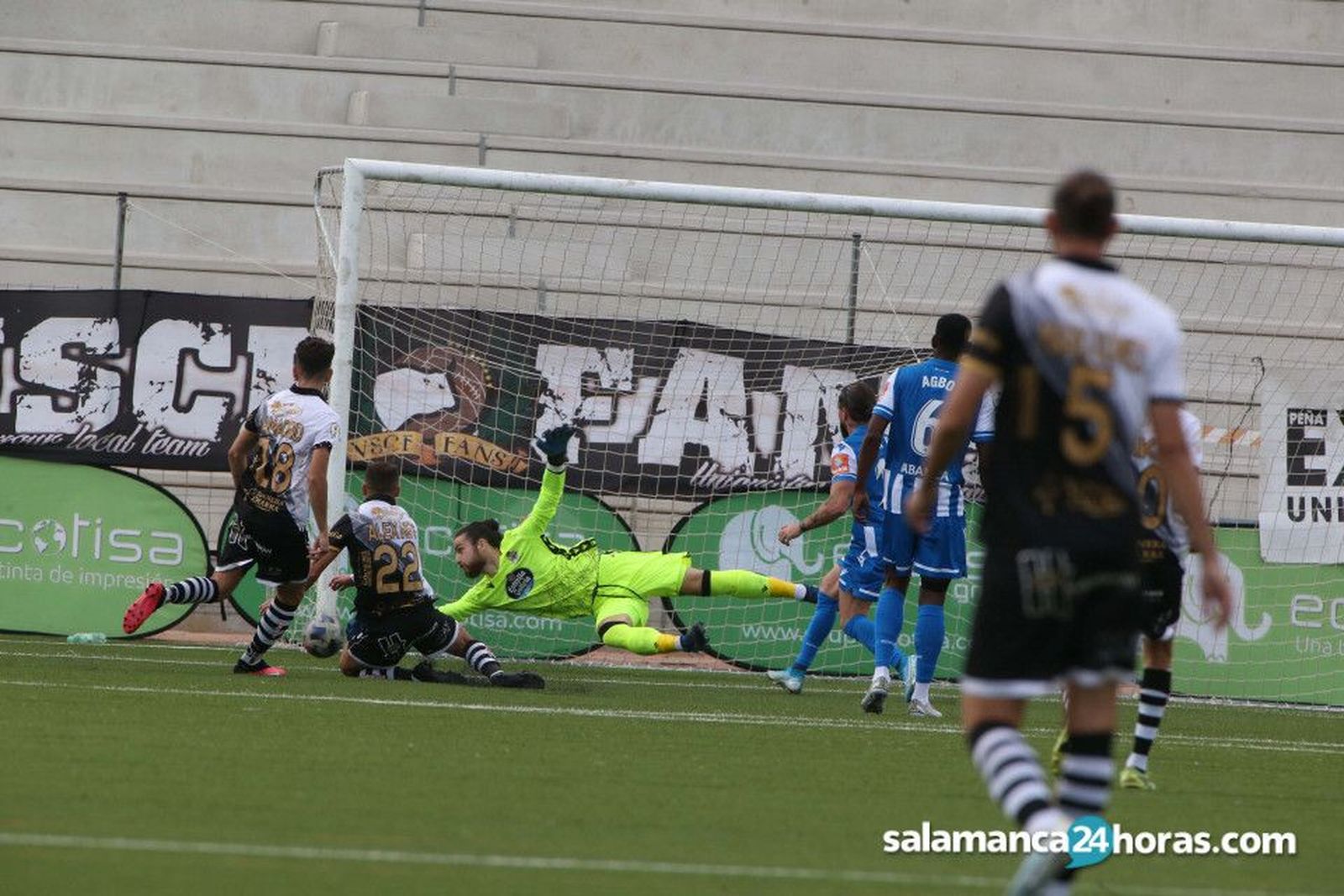 Carlos Abad le niega el gol a Álex Rey en el Unionistas - Deportivo.