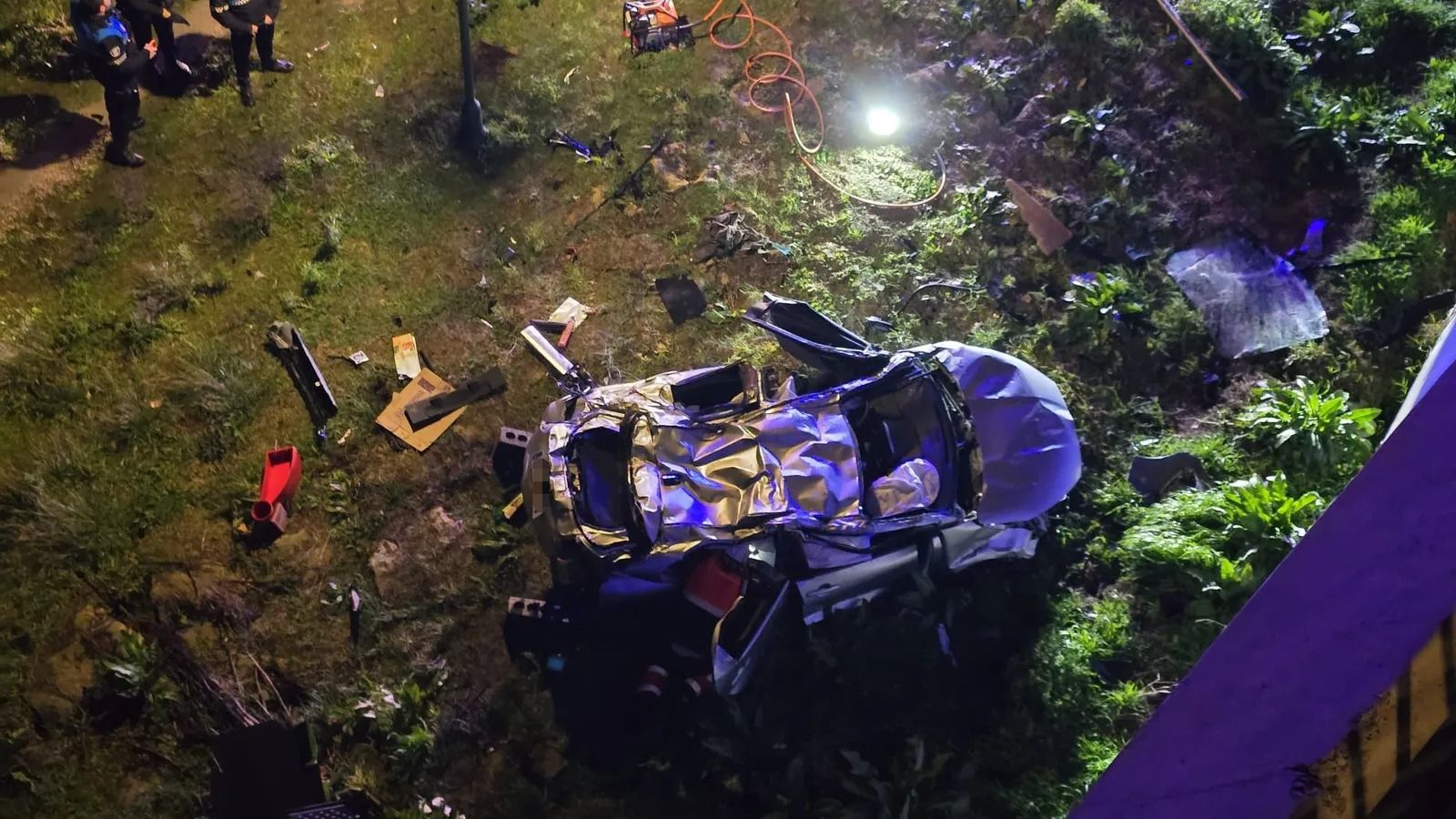 Un vehículo se sale de la vía y se cae por el terraplén de la rotonda del Hospital hasta la orilla del río Tormes