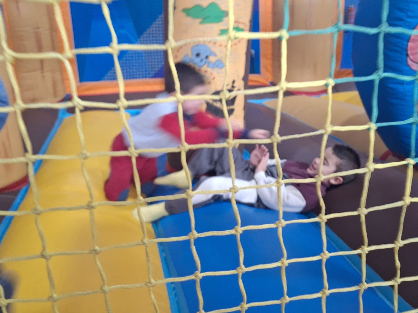 Hinchables, mercadillo y visita de papa Noel en Villamayor (10).jpeg