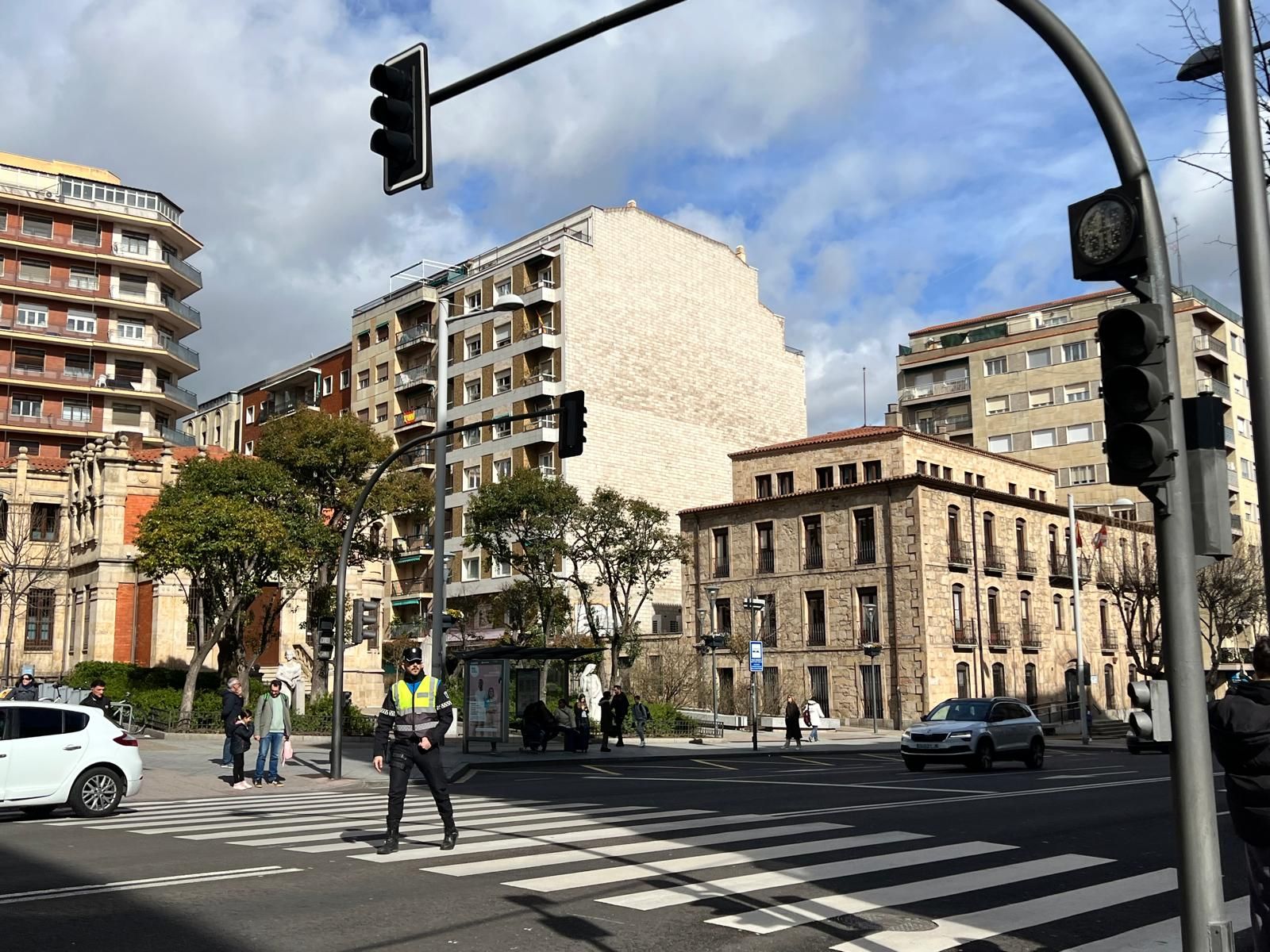 agentes-de-la-policia-local-dirigiendo-el-trafico-en-la-avenida-de-mirat-por-un-fallo-de-los-semaforos-fotos-s24h-5