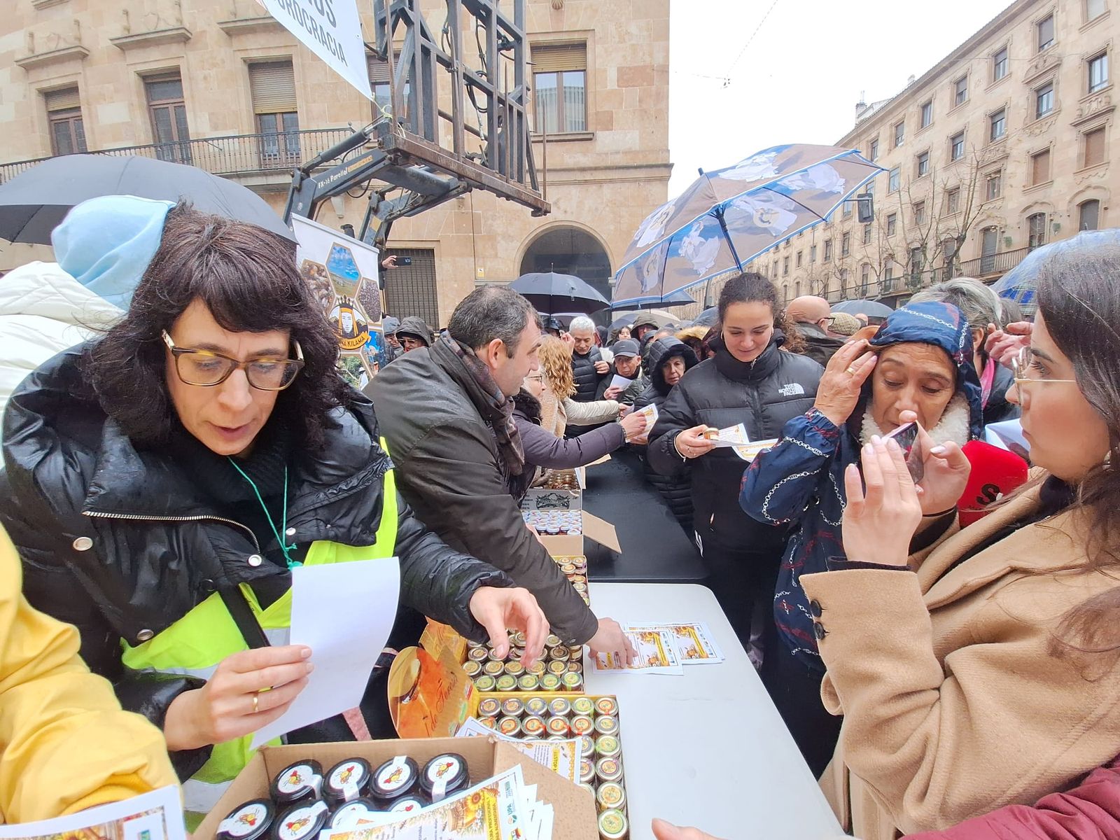 Los apicultores reparten mil tarritos de miel en protesta por el acuerdo de Mercosur  (11).jpeg