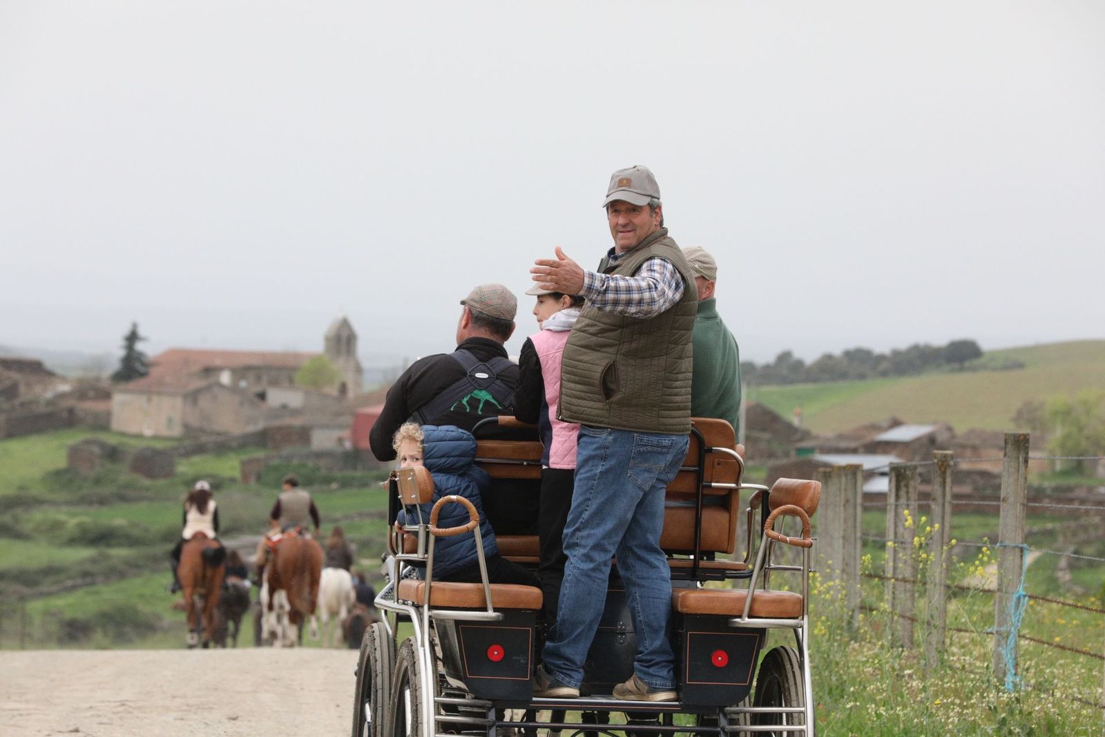 galeria-medio-centenar-de-jinetes-participan-en-la-i-ruta-a-caballo-de-siega-verde-fotos-siega-verde-12