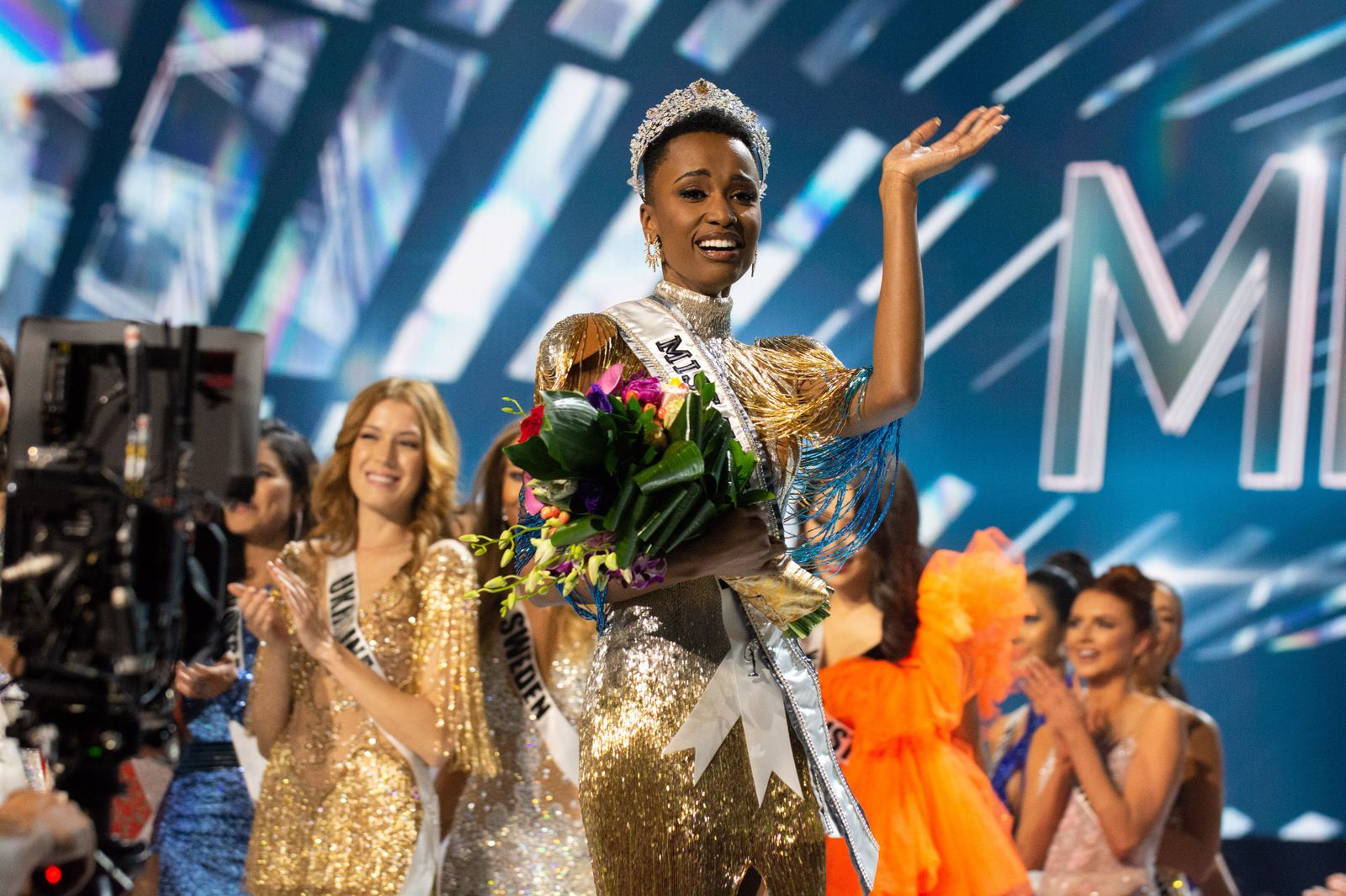 08 December 2019, US, Atlanta: Zozibini Tunzi (C), Miss South Africa 2019, is crowned as Miss Universe 2019 at the end of The Miss Universe beauty Competition at Tyler Perry Studios. Photo: -/Miss Uni