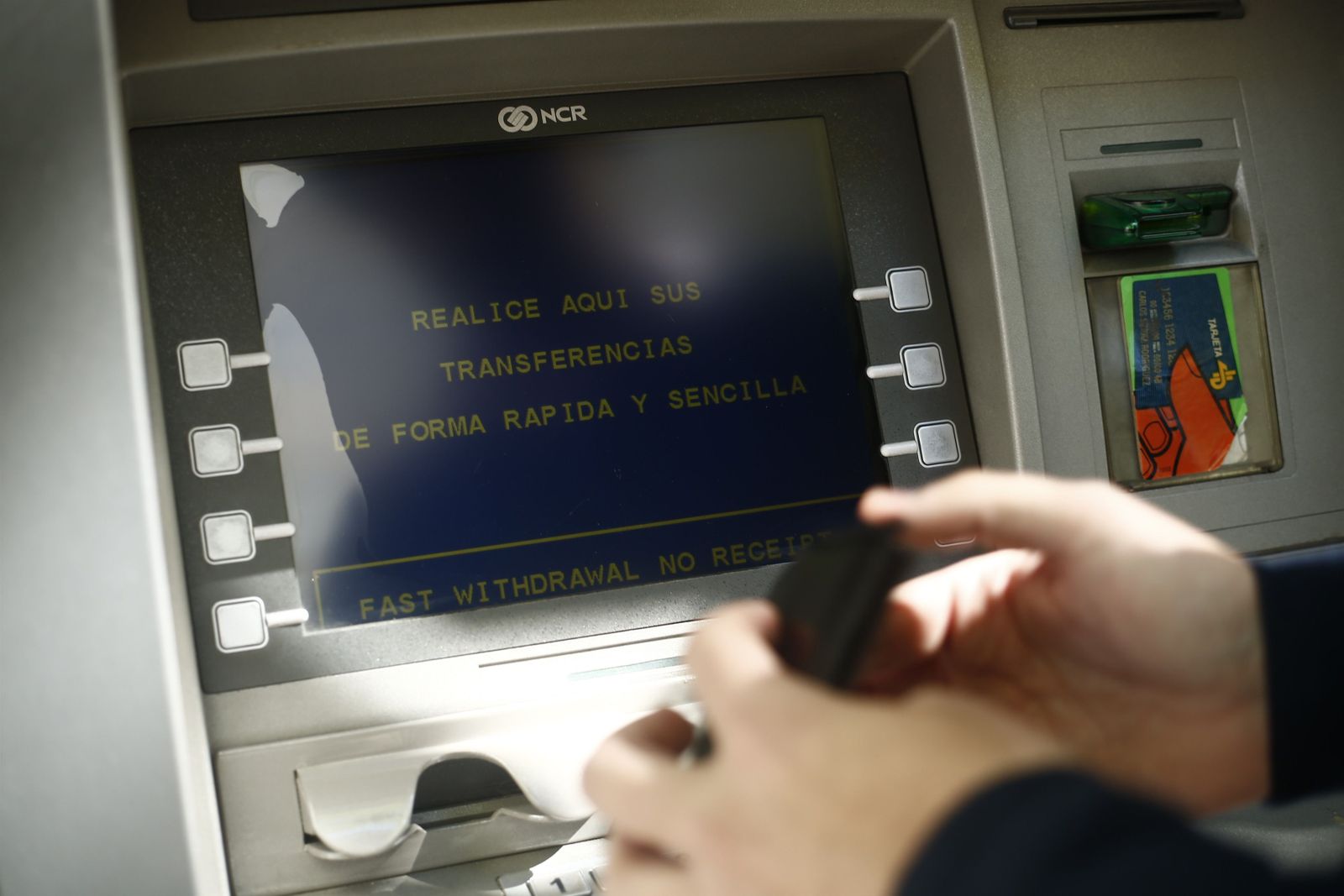 banco, bancos, entidades financieras, comisión, comisiones, cajero, consumo, consumir, cajeros, sacar dinero, sacando dinero
