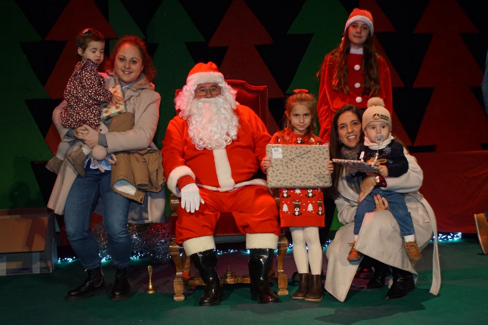 Papá Noel recorre las calles de Alba de Tormes y entrega regalos a los niños