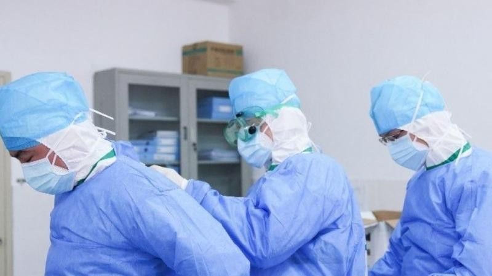 Trabajadores medicos se ayudan mutuamente para ponerse trajes protectores contra el coronavirus en un vestuario en el hospital municipal de zhangzhou en zhangzhou 4 800x450