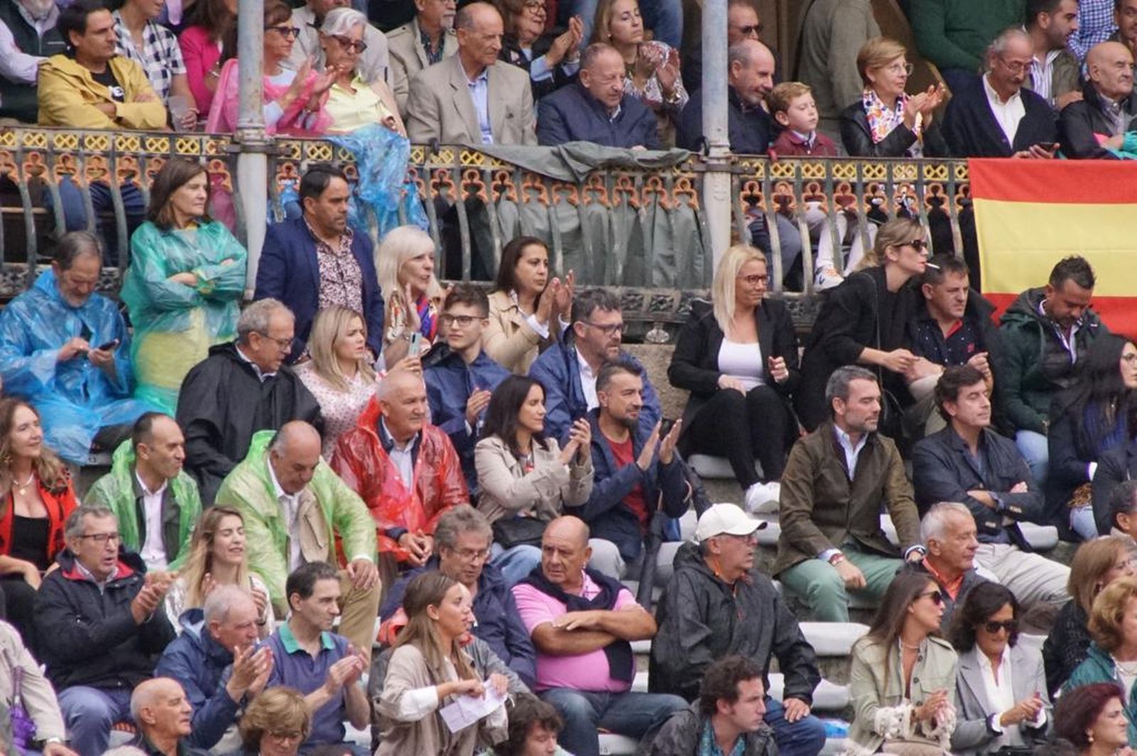 tendidos-de-la-glorieta-durante-la-corrida-de-garcia-y-olga-jimenez-40