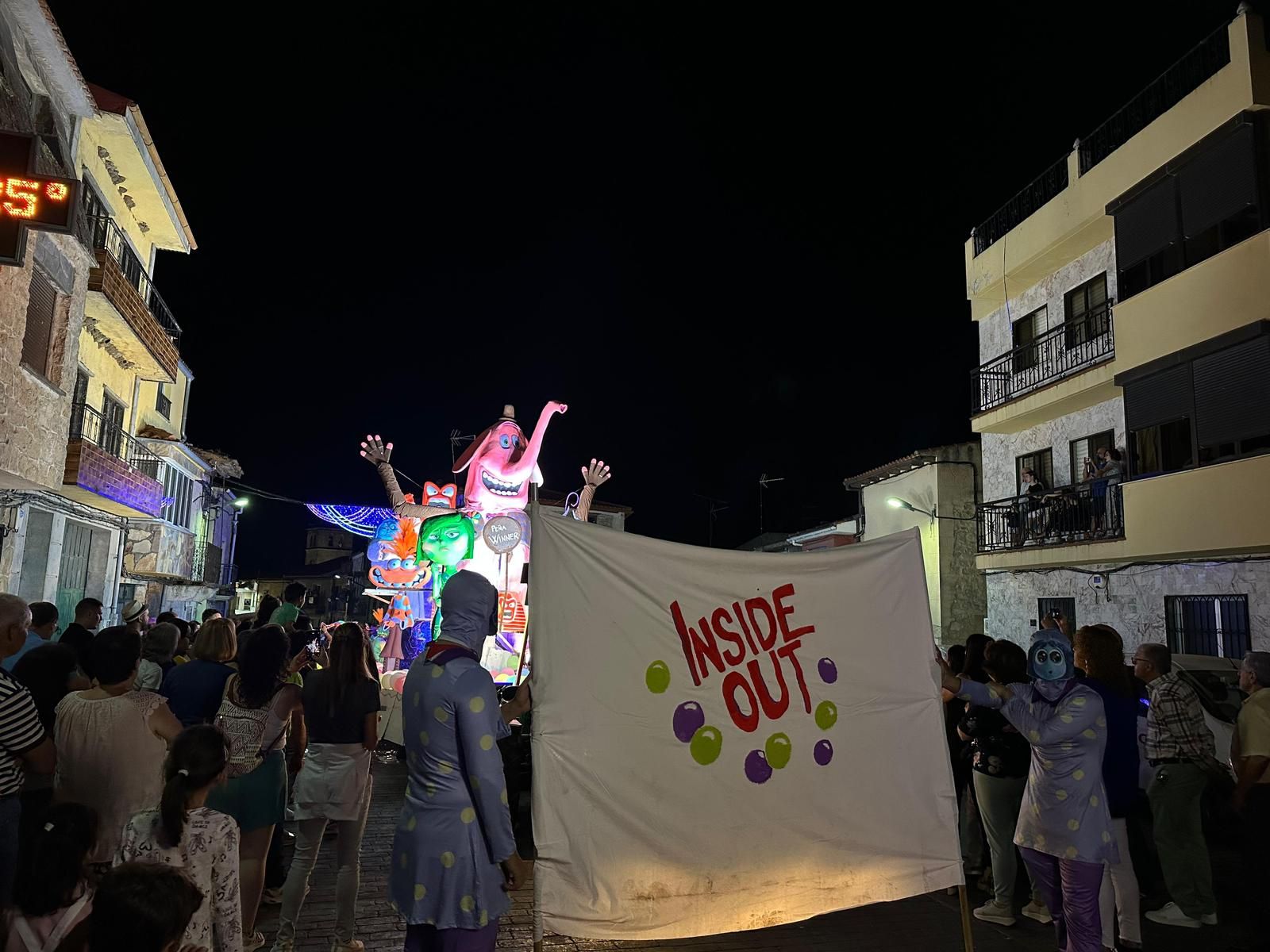 El desfile de carrozas de Aldeadávila vuelve a llenar de luz y color las calles en sus fiestas