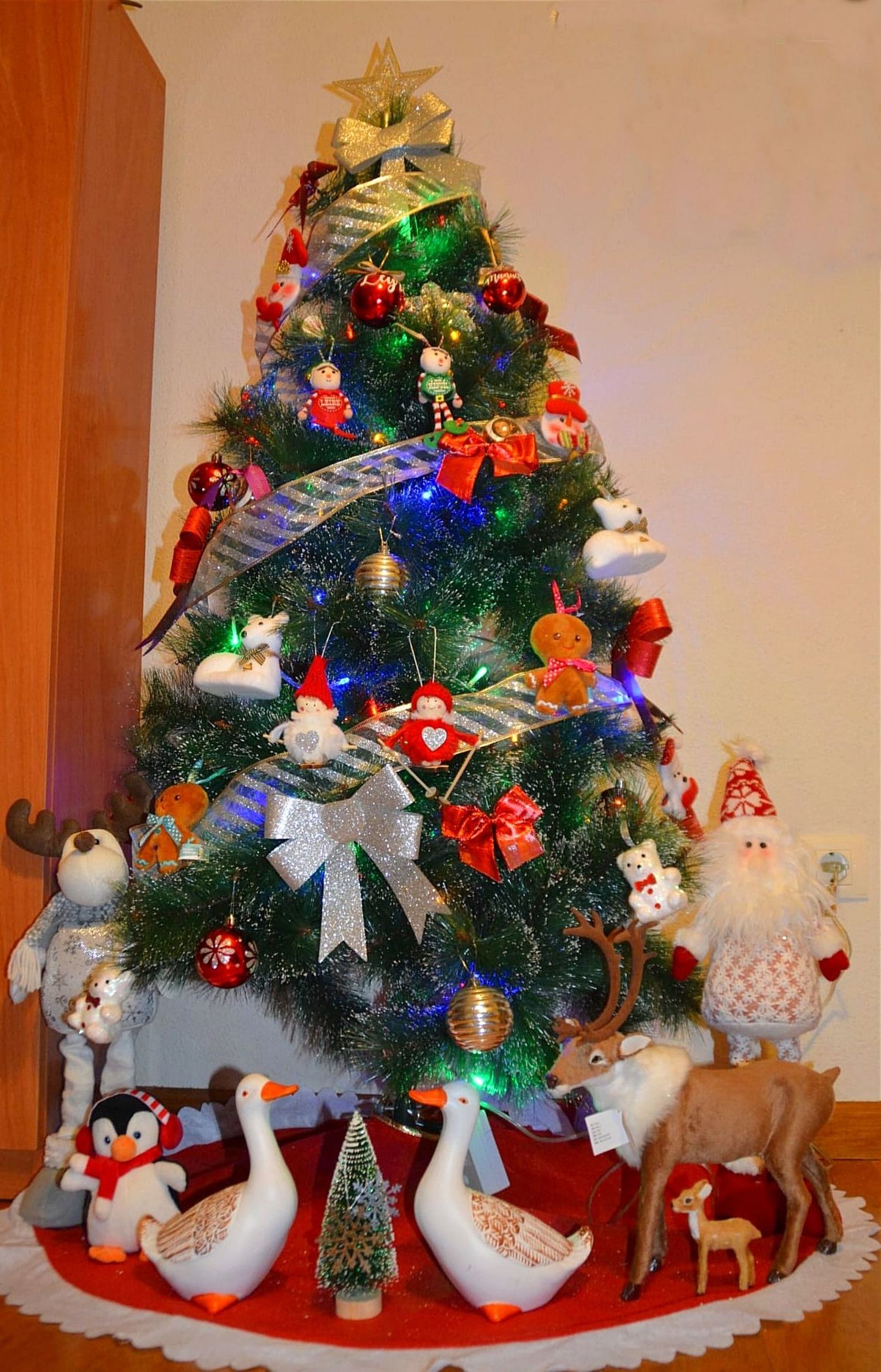 l-t-r-decoracion-navidena-en-una-vivienda-situada-en-la-calle-poeta-jesus-rasueros-en-salamanca-1