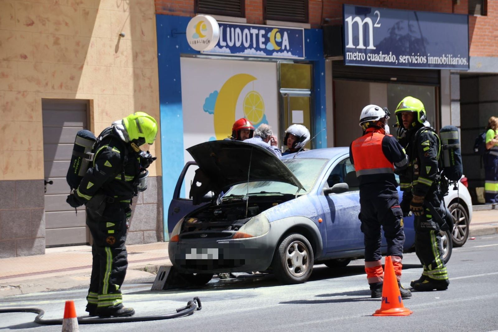 GALERÍA | Incendio de un vehículo en Comuneros
