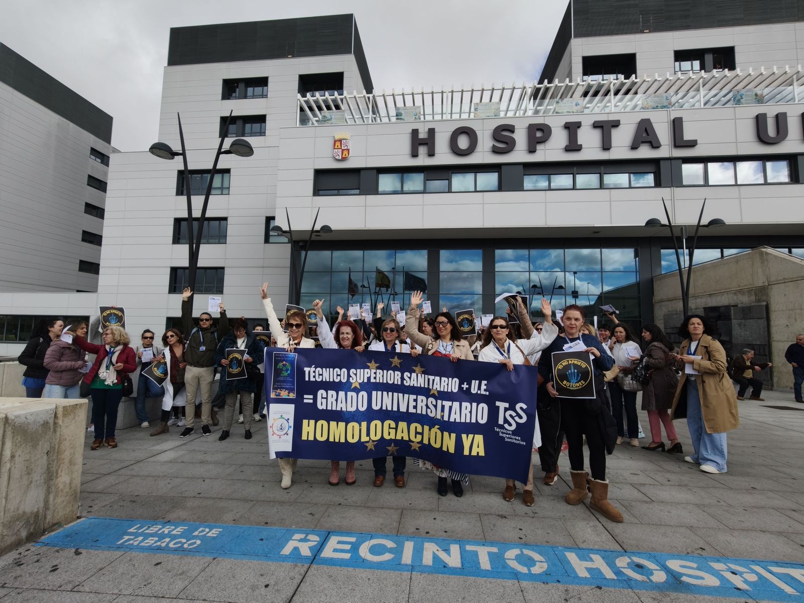 Los técnicos superiores sanitarios protestan a las puertas del hospital de Salamanca