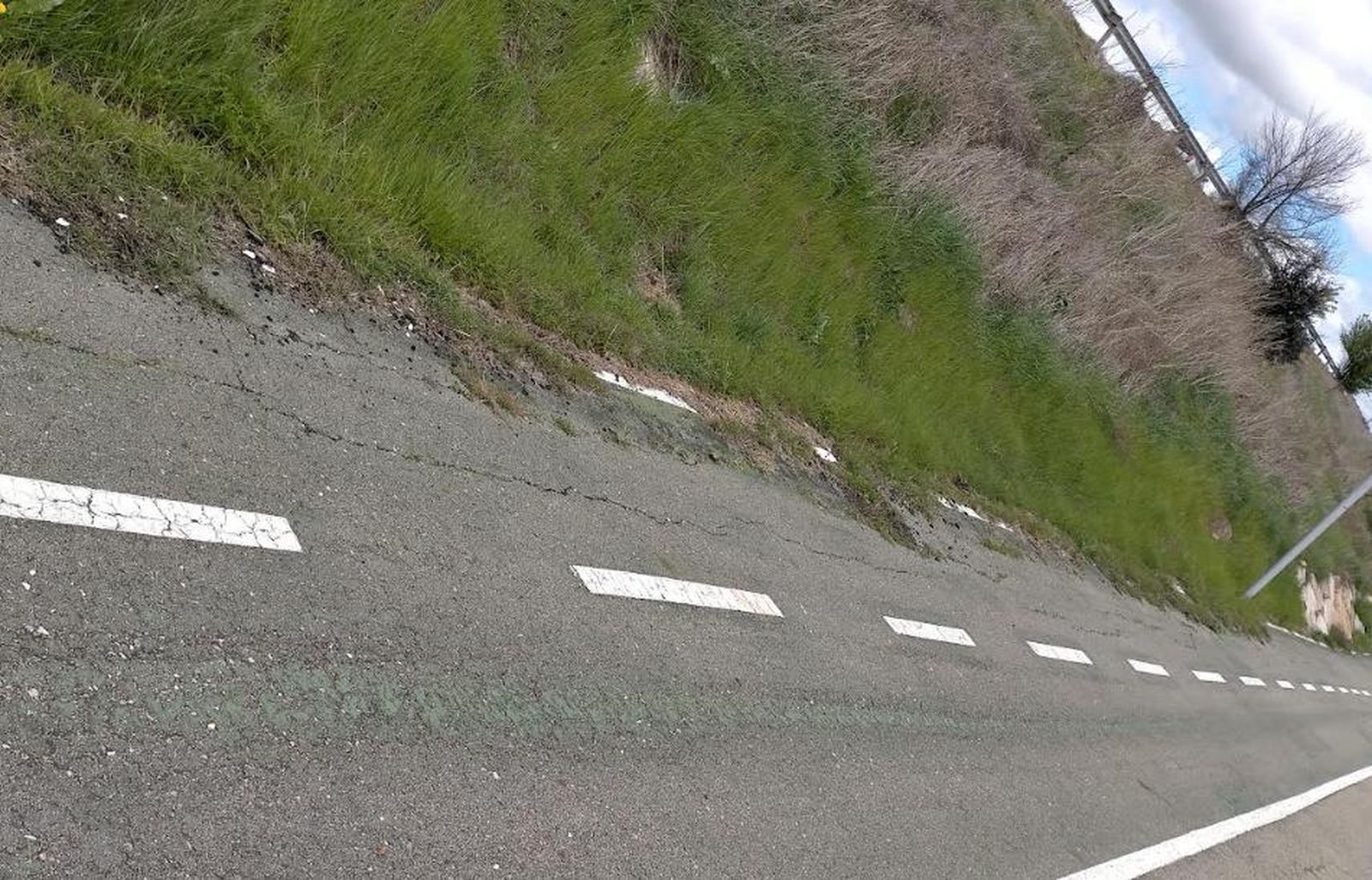 Denuncian el mal estado del carril bici dirección Aldeatejada Denuncian el mal estado del carril bici dirección Aldeatejada