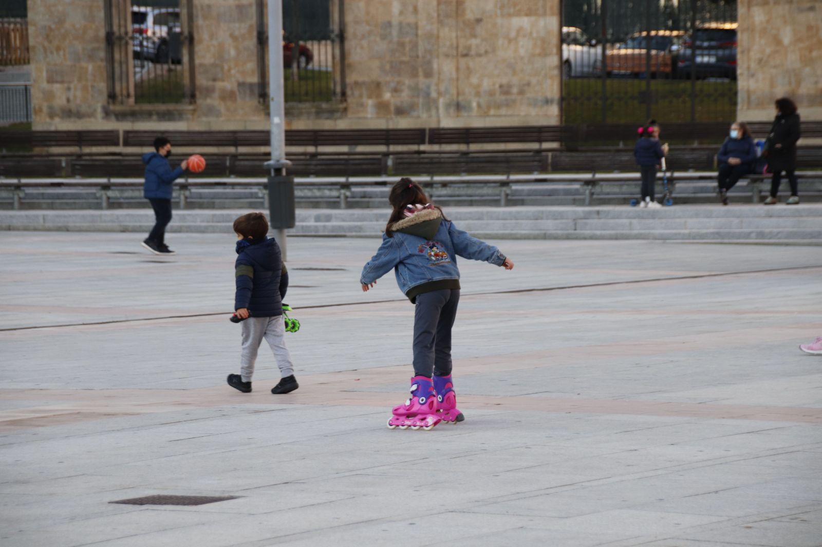 Niños jugando en la Plaza de el Corte Inglés