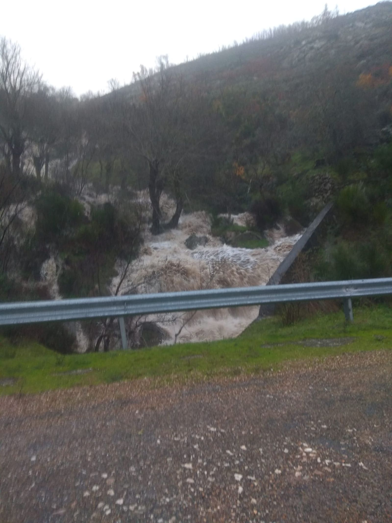 rios-desbordados-y-zonas-inundadas-de-agua-en-villarino-de-los-aires-7