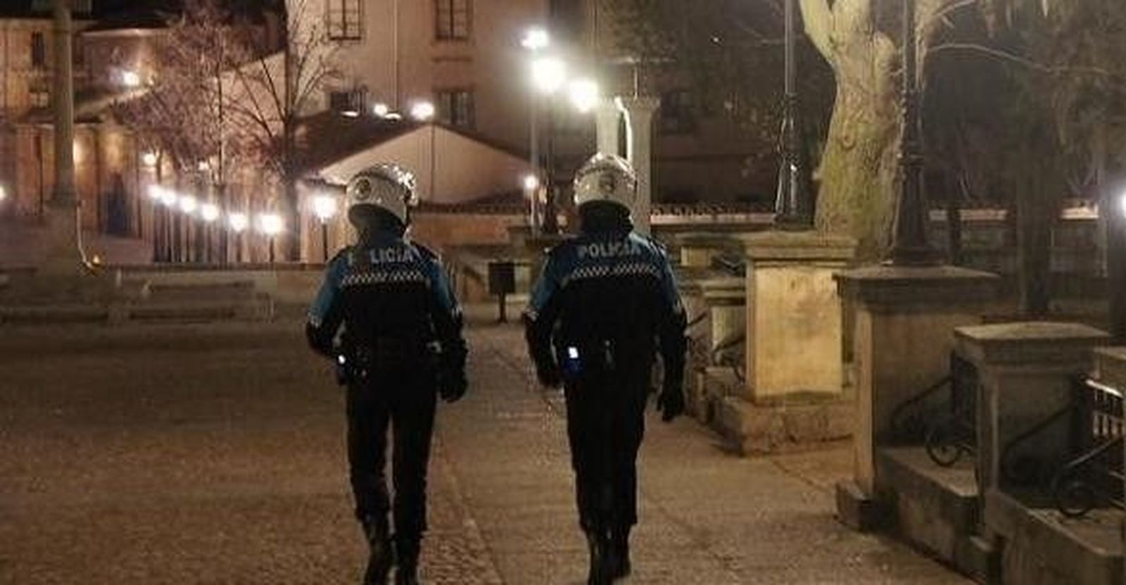 Un hombre intenta agredir a policías locales por pedirle que llevara al perro con correa