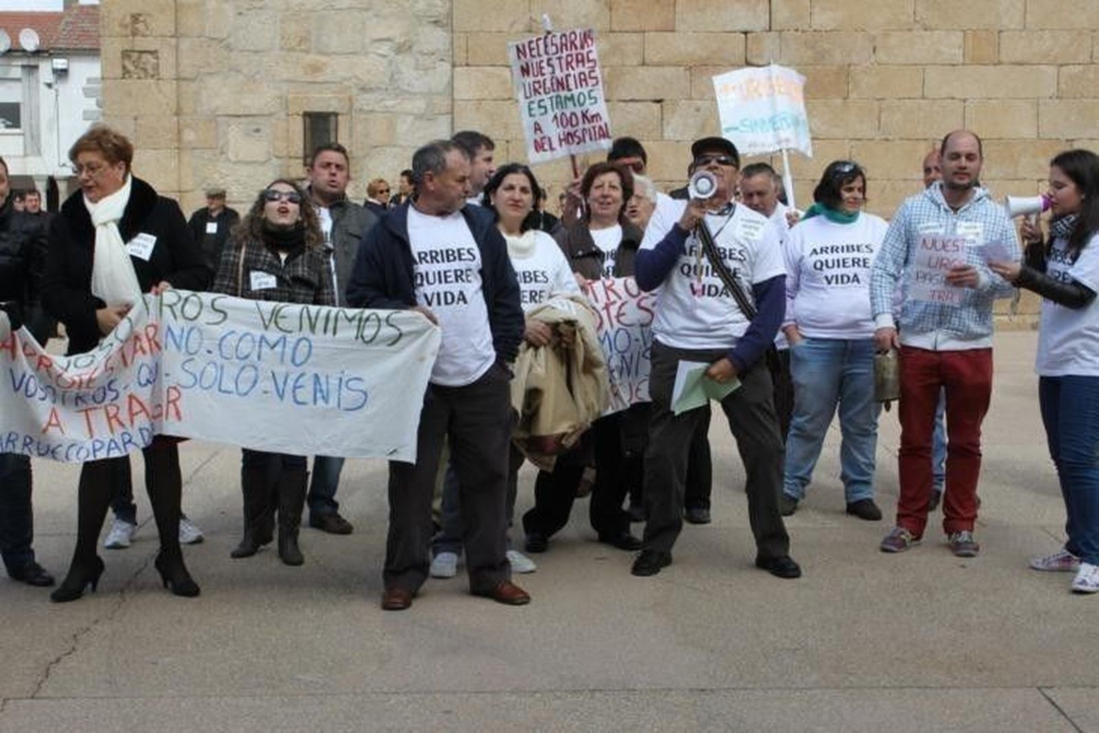 La polémica por el cierre de los servicios de urgencias se cuela en la celebración del Día del Almendro