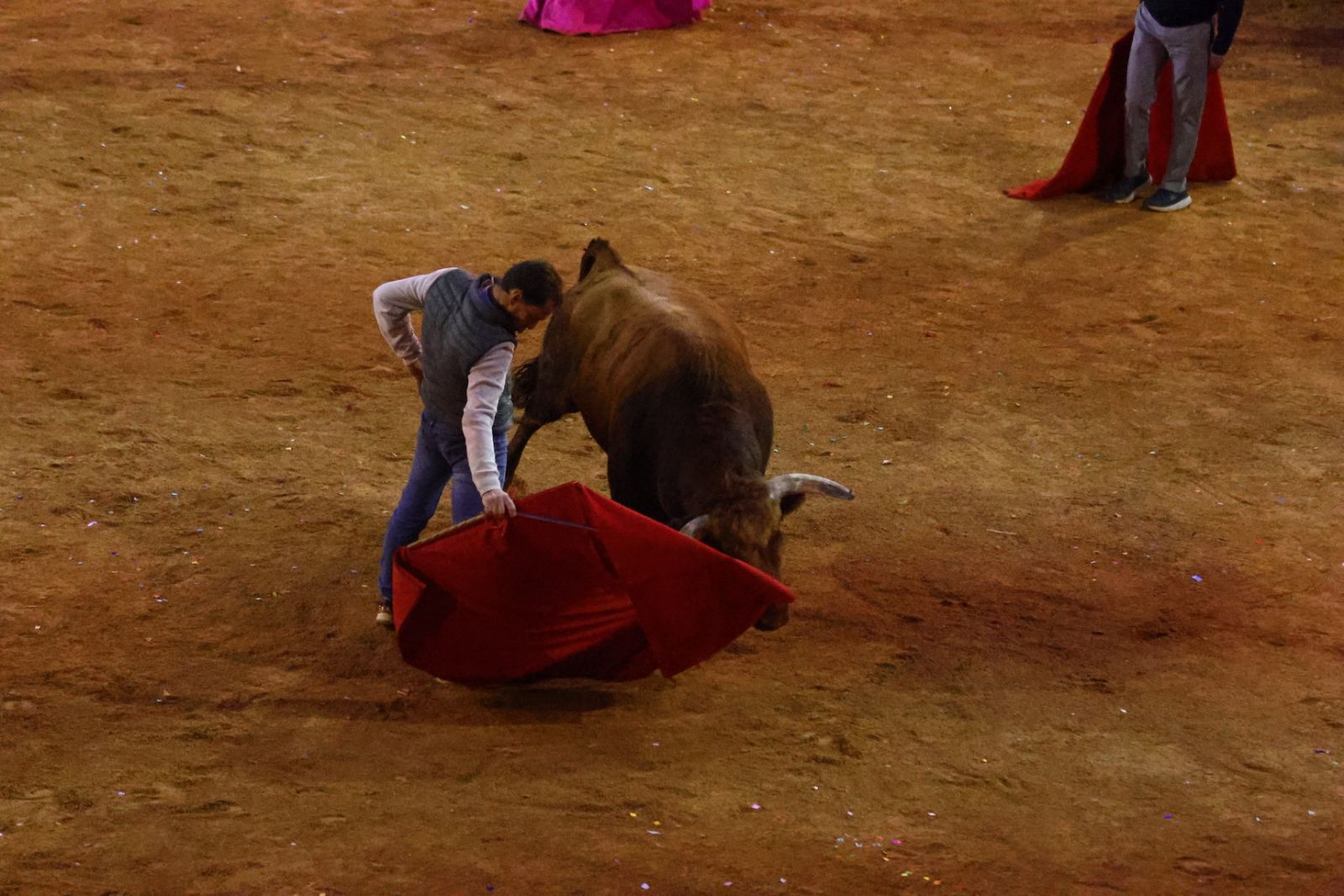 Capa y desencierro de tarde de lunes en el Carnaval del Toro 2026