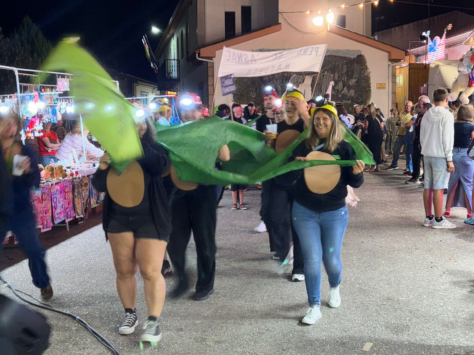 Desfile de peñas en Masueco 2025