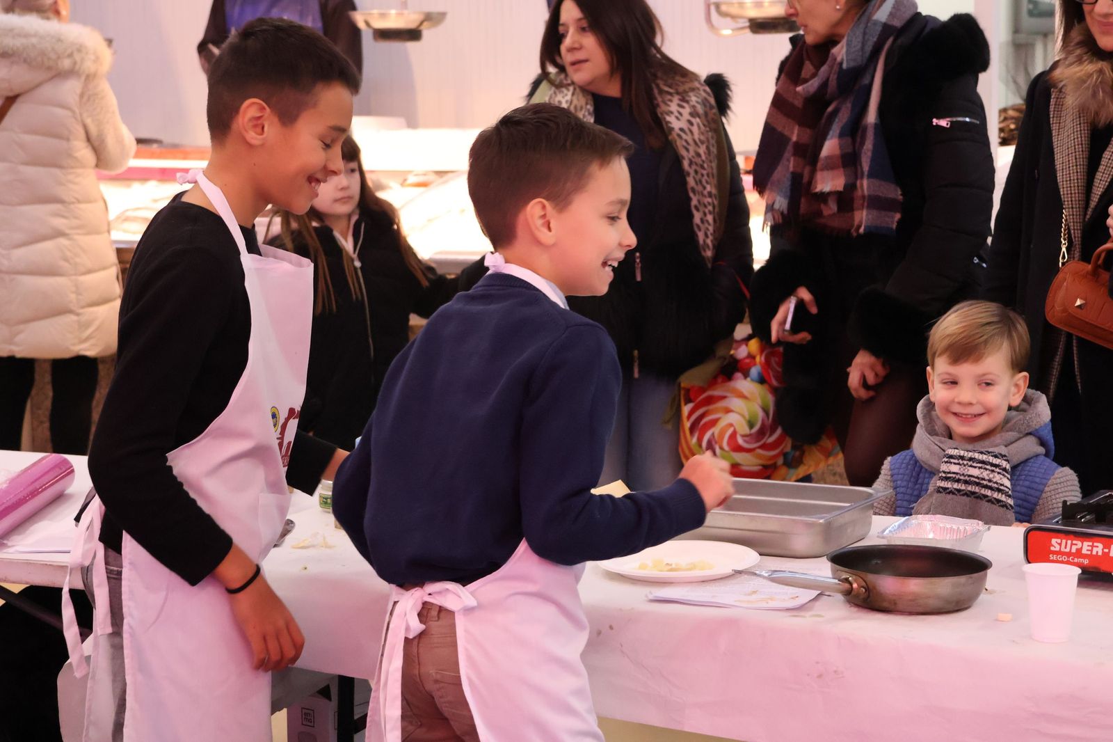 GALERÍA | Los niños descubren la gastronomía local mientras se divierten cocinando