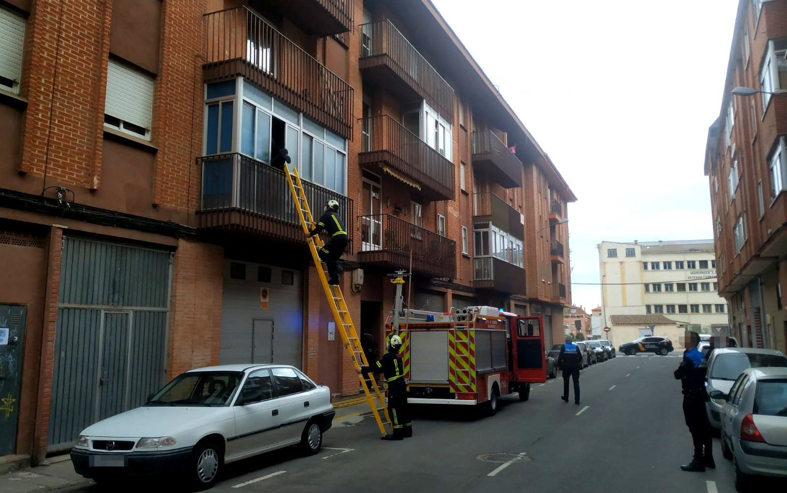 Rescate de un varón en la calle Valderrey 4
