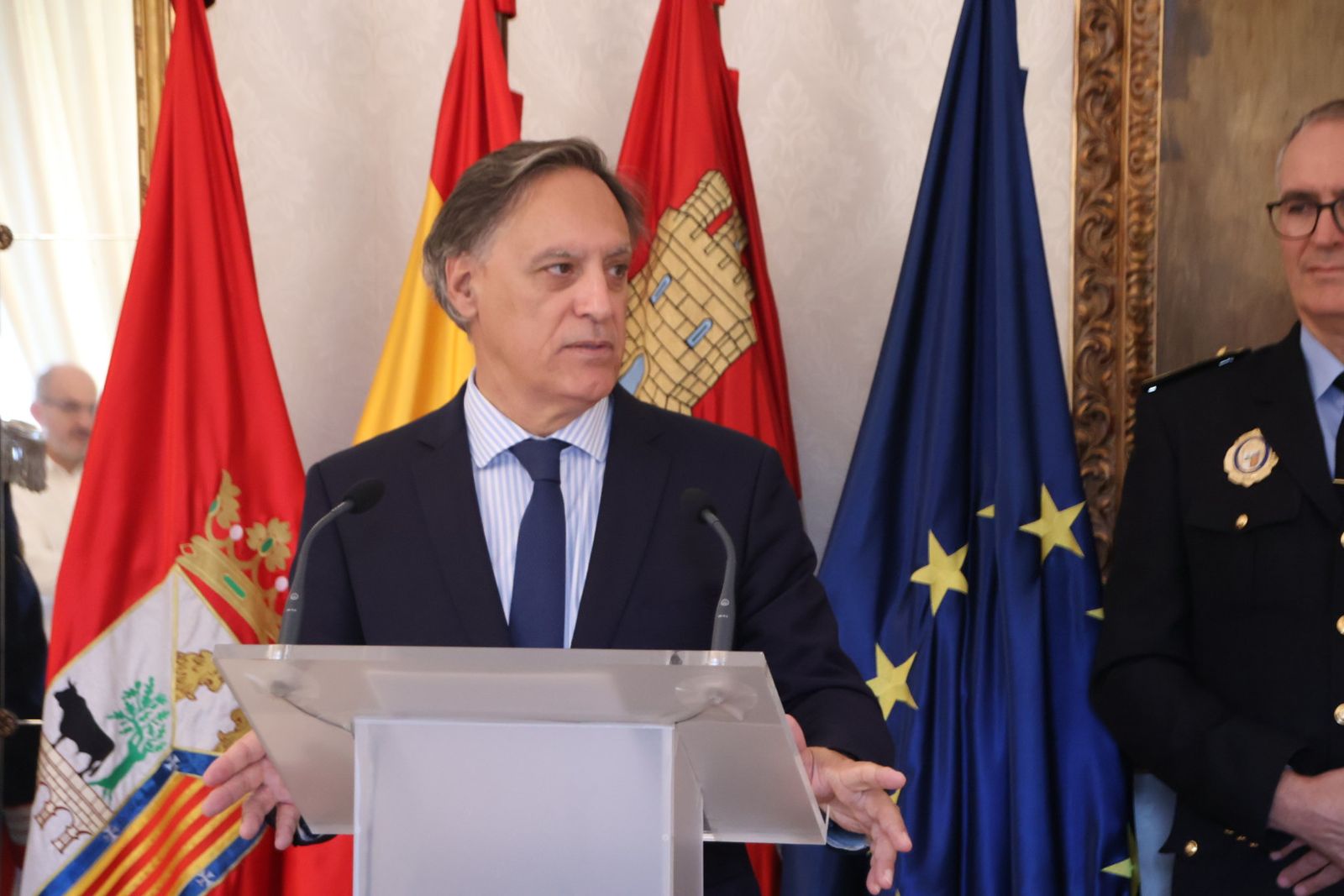 El alcalde de Salamanca, Carlos García Carbayo, recibe miembros y antiguos  miembros de la Escolta de Gran Gala de la Policía Local