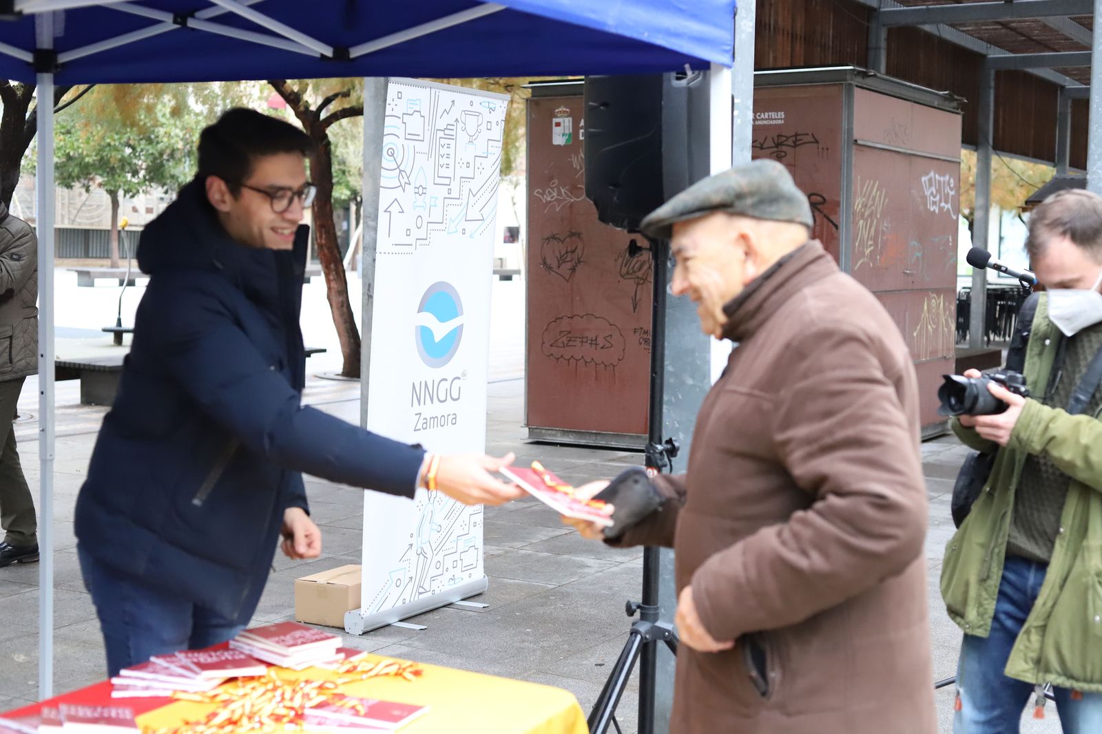 nn-gg-reparte-ejemplares-de-la-constitucion-y-pulseras-de-la-bandera-de-espana-en-zamora-12